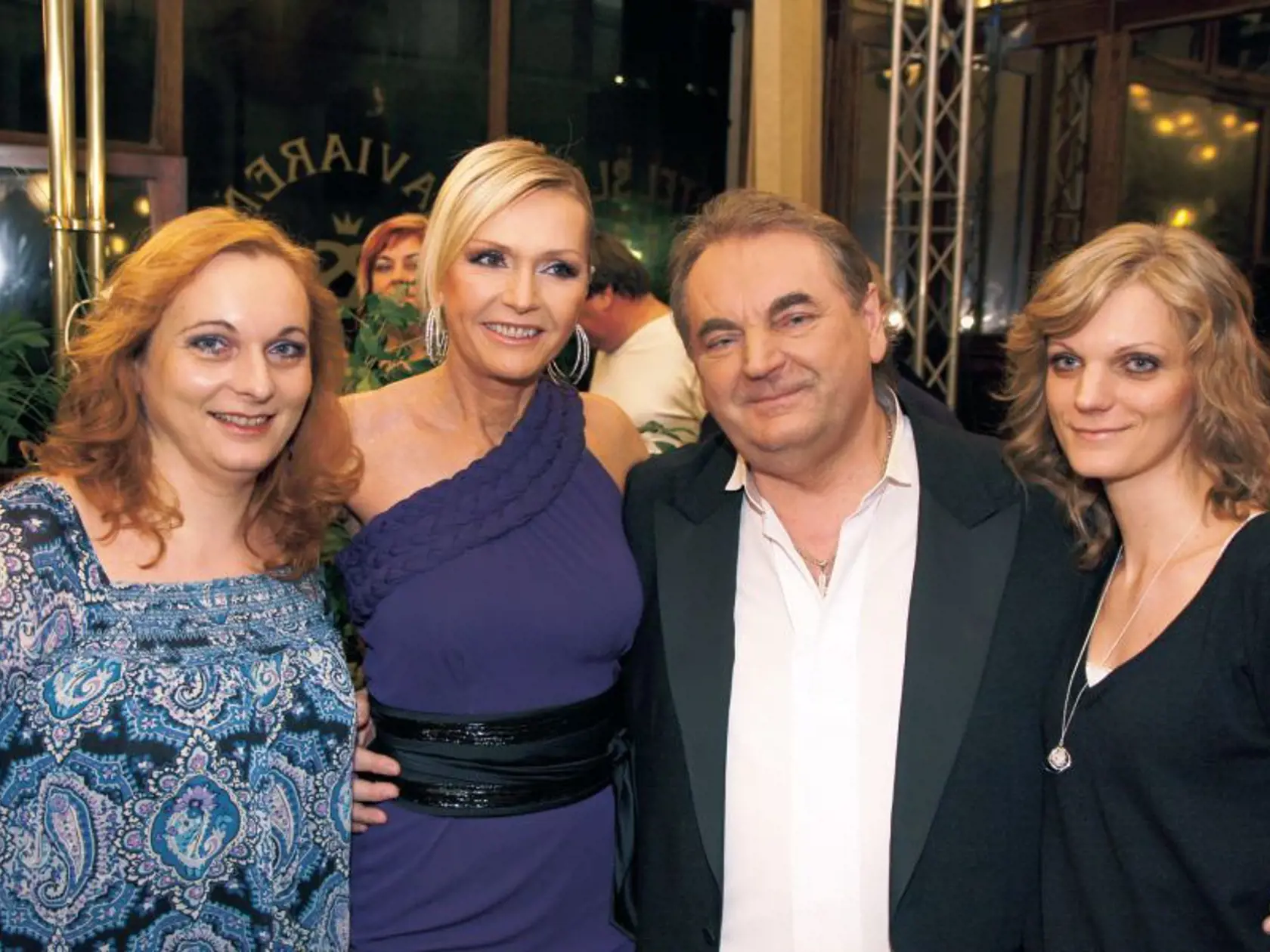 S HELENOU VONDRÁČKOVOU sa poznajú dlhé roky. Vľavo dcéra GABIKA, vpravo LÝDIA.