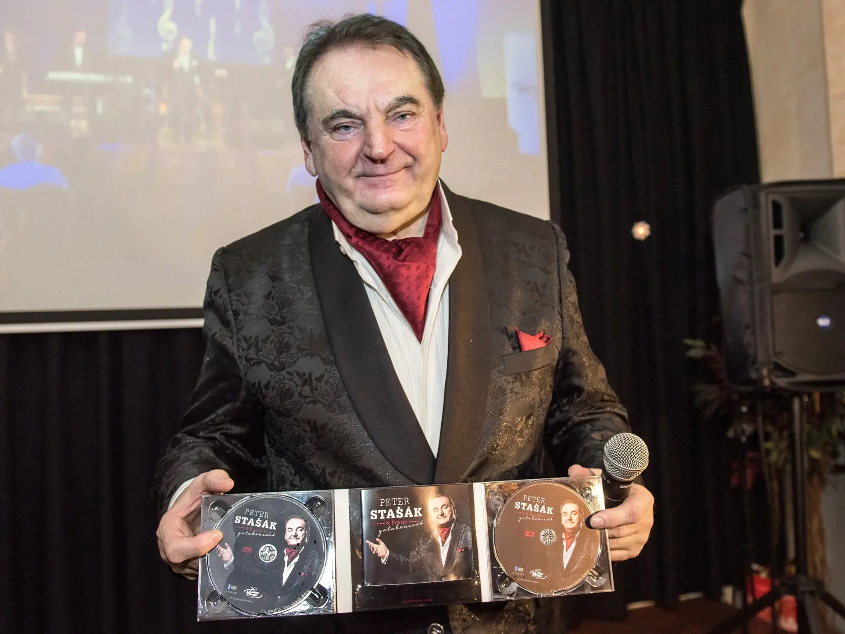 Umelec v roku 2015 na krste svojho CD. Na konte má 25 albumov.