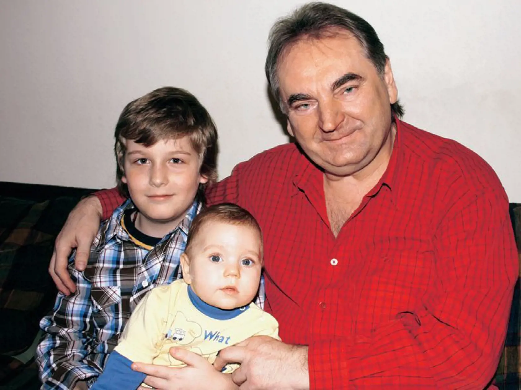 Starý otec s vnukmi PETROM a TIMOTEJOM. Dnes sú to už hotoví mládenci.