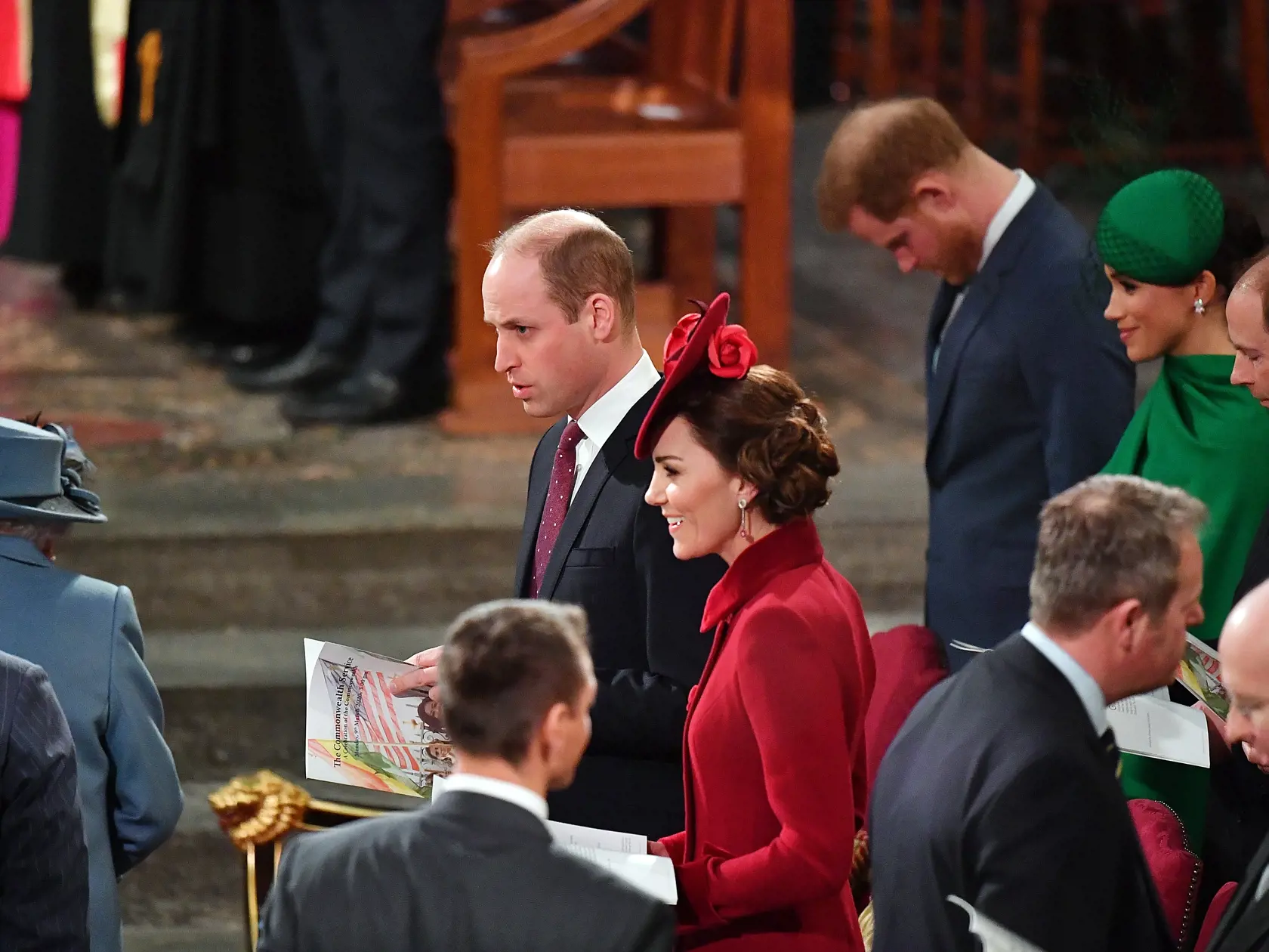 Princ Harry neskôr sklonil hlavu.