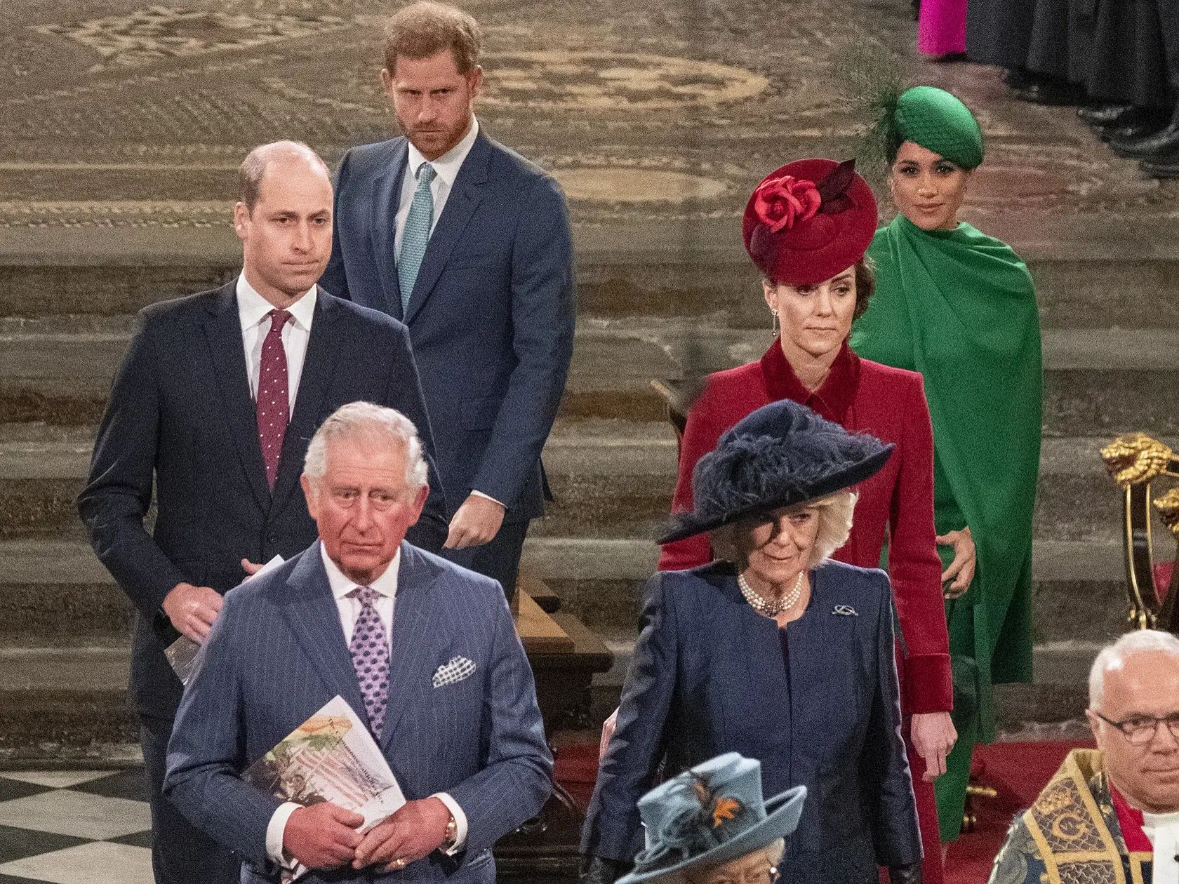Princ Harry s Meghan a William s Kate prichádzajú na omšu.