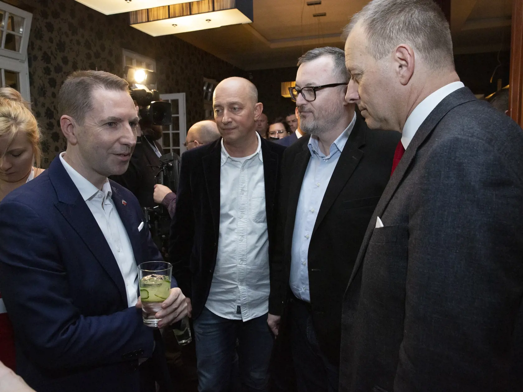 Na snímke Boris Kollár v centrále politickej strany SME RODINA počas volebnej noci do Národnej rady Slovenskejrepubliky, 29.2.2020.
Na snímke Boris Kollár, Milan Krajniak a anglický veľvyslanec Andrew Garth. 