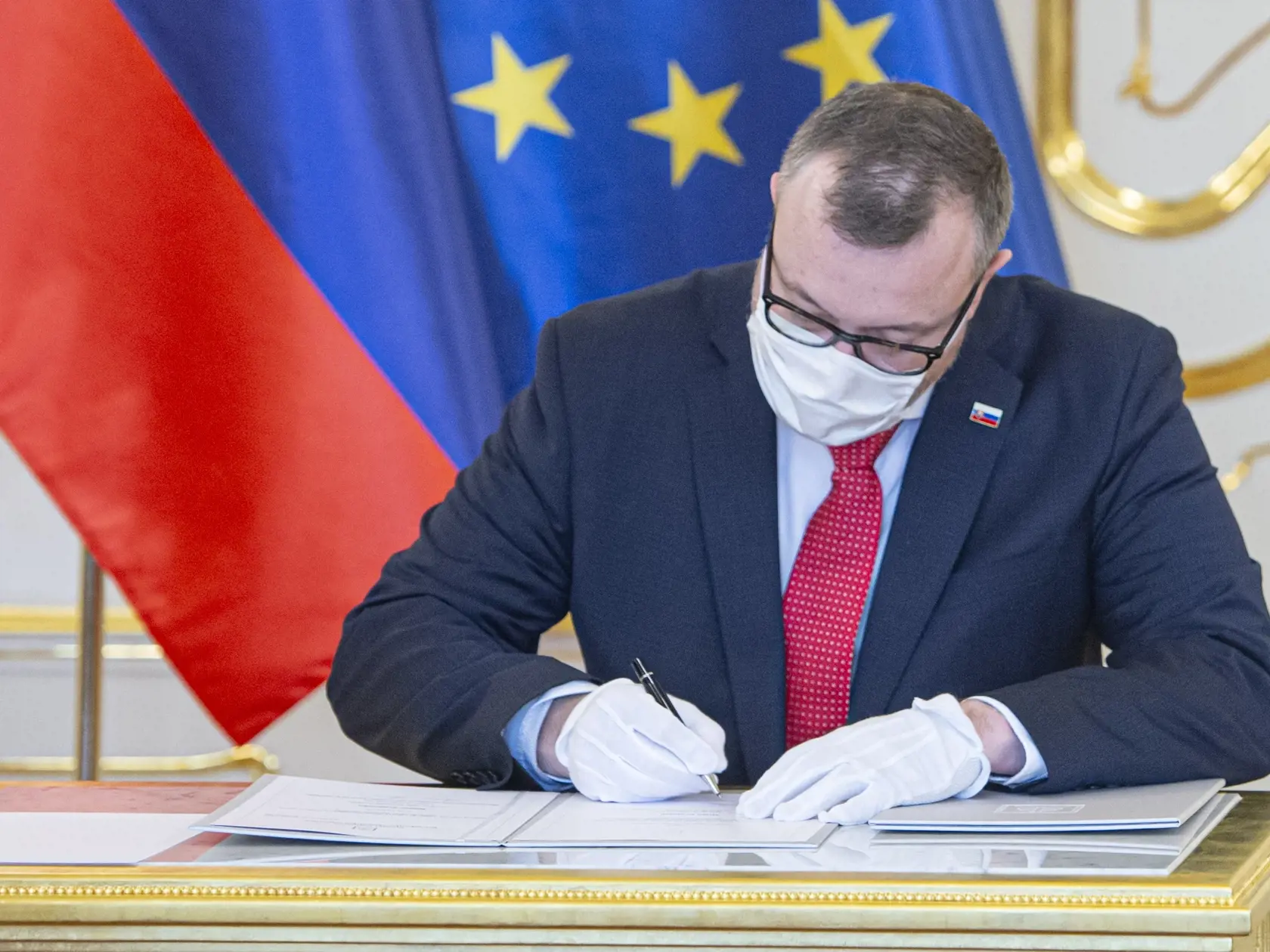 Na snímke  minister práce, sociálnych vecí a rodiny SR Milan Krajniak (Sme rodina) podpisuje menovací dekrét v Prezidentskom paláci v Bratislave, 21. marca 2020. FOTO TASR - Michal Svítok