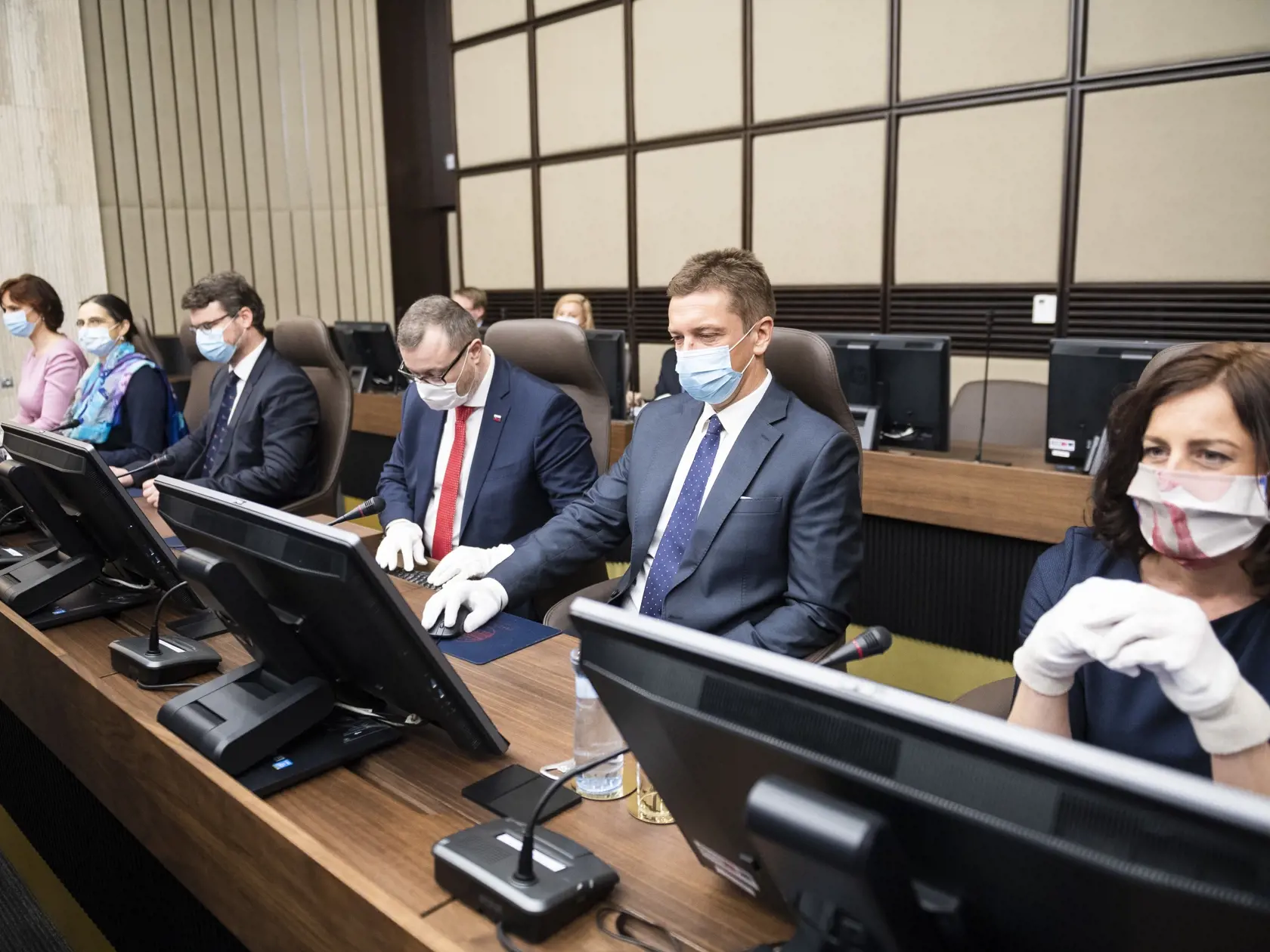 Na snímke zľava podpredsedníčka vlády SR Veronika Remišová (Za ľudí), ministerka spravodlivosti SR Mária Kolíková (Za ľudí), podpredseda vlády pre legislatívu a strategické plánovanie Štefan Holý (Sme rodina), minister práce, sociálnych vecí a rodiny SR Milan Krajniak (Sme rodina), minister dopravy a výstavby SR Andrej Doležal (Sme rodina) a ministerka kultúry SR Natália Milanová (OĽaNO) počas prvého zasadnutia novovymenovanej vlády SR v Bratislave 21. marca 2020. FOTO TASR - Jaroslav Novák