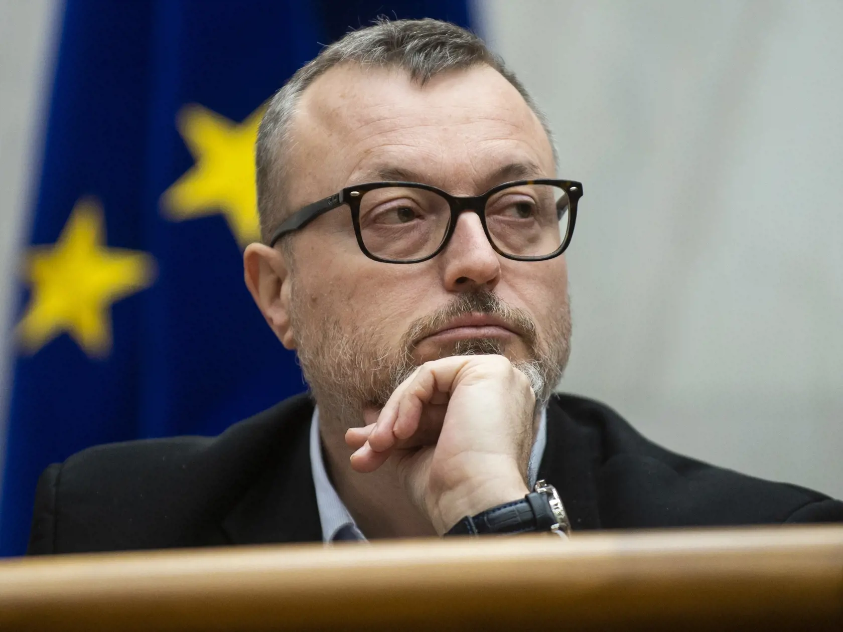 Na snímke poslanec Národnej rady SR Milan Krajniak (Sme rodina) počas zasadnutia mimoriadnej schôdze parlamentu v Bratislave 18. februára 2020. FOTO TASR - Jakub Kotian

