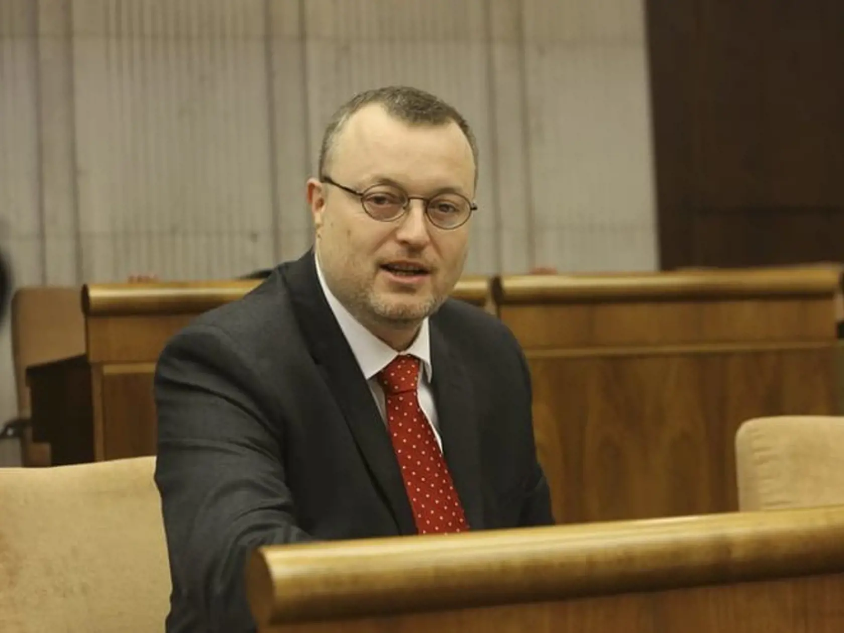 Milan Krajniak vyhlásil, že Sulík s Matovičom môžu Ficovi maximálne ocikať členky.