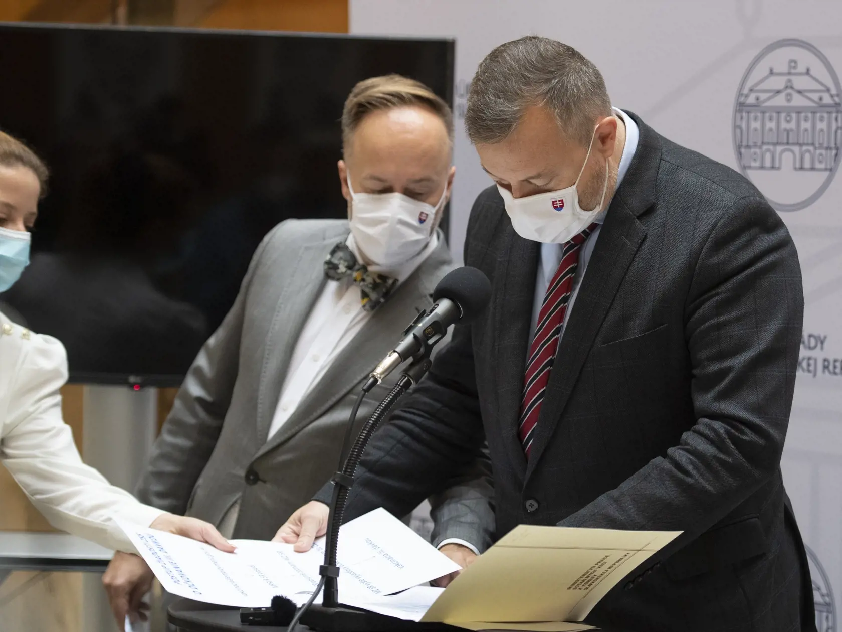 Na snímke sprava minister práce, sociálnych vecí a rodiny (MPSVR) SR Milan Krajniak (Sme rodina) a štátny tajomník MPSVR Boris Ažaltovič počas tlačovej konferencie k postupu pri očkovaní treťou  dávkou akcíny proti ochoreniu COVID-19 v zariadeniach sociálnych služieb a predstavení ďalšej finančnej pomoci v rámci projektu: Podpora opatrovateľskej služby II. V Bratislave 7. októbra 2021. FOTO TASR - Pavel Neubauer	


 