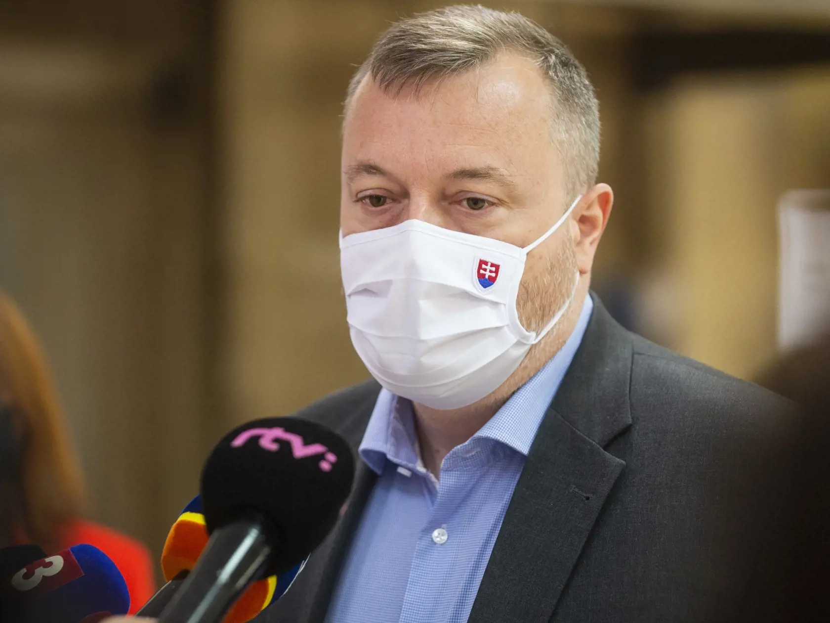 Na snímke minister práce, sociálnych vecí a rodiny SR Milan Krajniak (Sme rodina) odpovedá na otázky novinárov počas príchodu na 17. rokovanie vlády, ktoré sa uskutočnilo v súvislosti s návrhom poslancov NR SR na vyslovenie nedôvery ministrovi vnútra SR Romanovi Mikulcovi (OĽaNO) 14. júna 2021 v Bratislave. FOTO TASR - Jakub Kotian