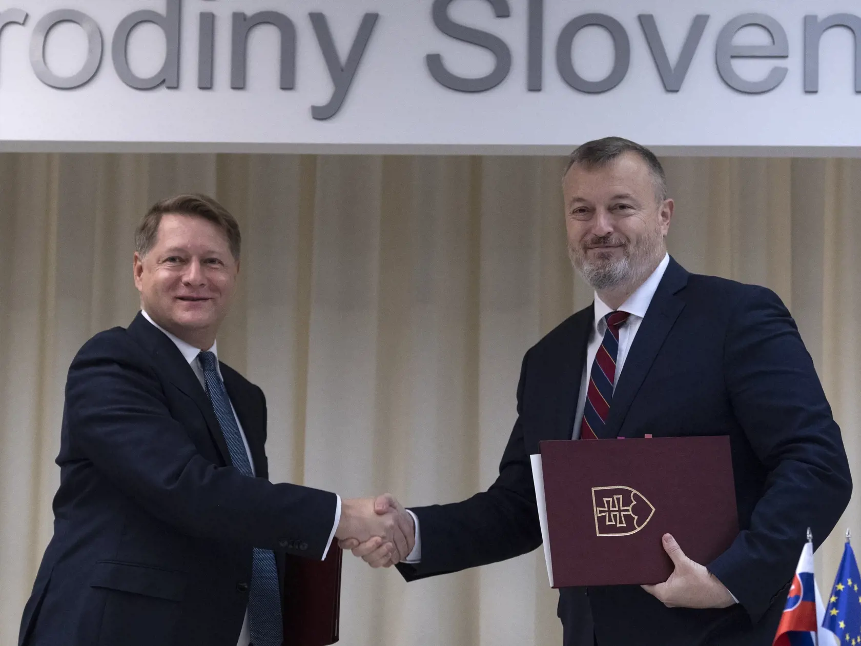 Na snímke vpravo minister práce sociálnych vecí a rodiny (MPSVR) SR Milan Krajniak (Sme rodina) a výkonný riaditeľ Európskeho orgánu práce (ELA - European Labour Authority) Cosmin Boiangiu po podpise medzinárodnej zmluvy o sídle ELA v Bratislave 4. októbra 2021. FOTO TASR - Pavel Neubauer

