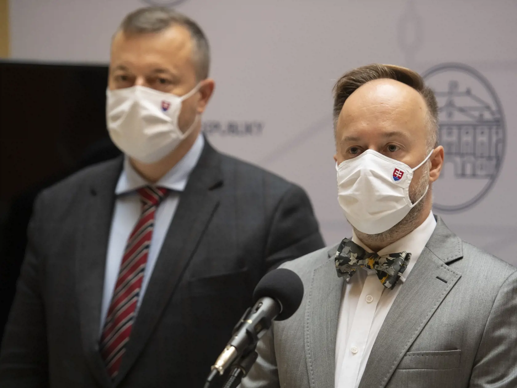 Na snímke zľava minister práce, sociálnych vecí a rodiny (MPSVR) SR Milan Krajniak (Sme rodina) a štátny tajomník MPSVR Boris Ažaltovič počas tlačovej konferencie k postupu pri očkovaní treťou  dávkou akcíny proti ochoreniu COVID-19 v zariadeniach sociálnych služieb a predstavení ďalšej finančnej pomoci v rámci projektu: Podpora opatrovateľskej služby II. V Bratislave 7. októbra 2021. FOTO TASR - Pavel Neubauer	


 