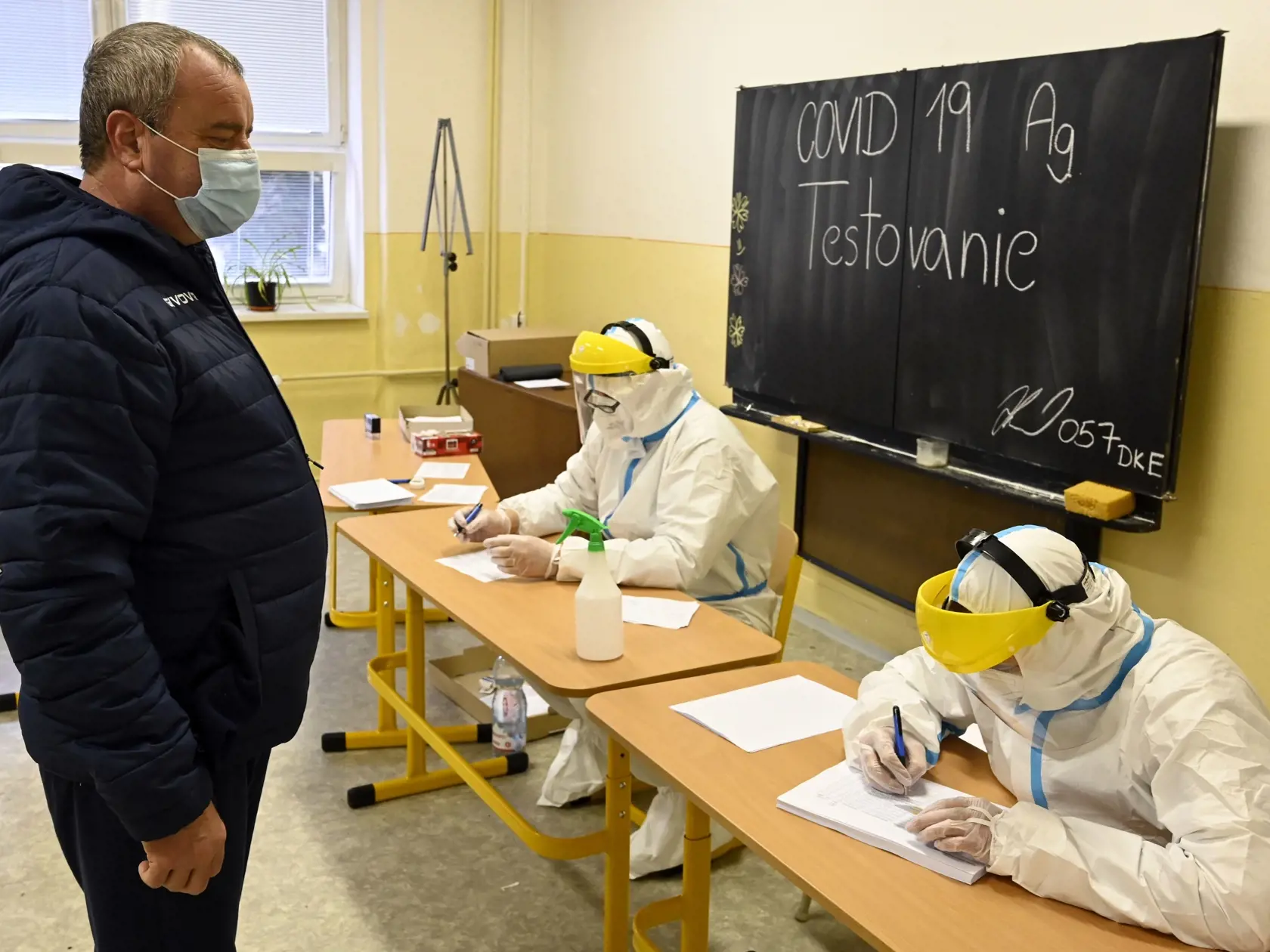 Na snímke kontrola dokladov počas antigénového testovania na prítomnosť ochorenia COVID-19  v priestoroch Gymnázia na ulici Komenského 32 v Trebišove 7. februára 2021. FOTO TASR - Roman Hanc