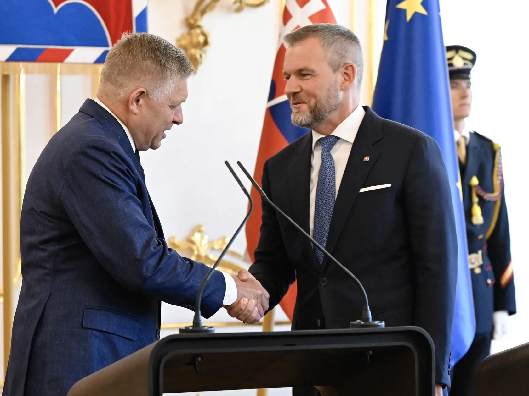 Na snímke vpravo prezident SR Peter Pellegrini 
a vľavo predseda vlády SR Robert Fico (Smer-SD) po spoločnom vyhlásení po rozhovoroch 27. augusta 2024 v Prezidentskom paláci v Bratislave. FOTO TASR - Pavel Neubauer
