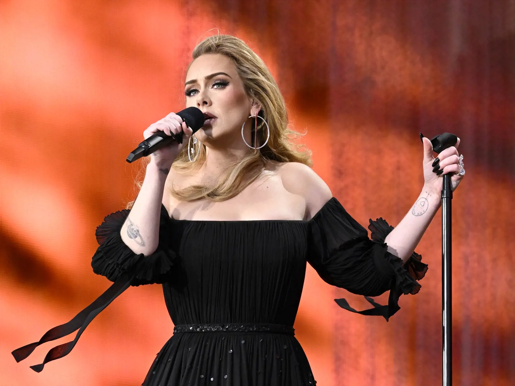 Adele sa niekoľkokrát rozplakala