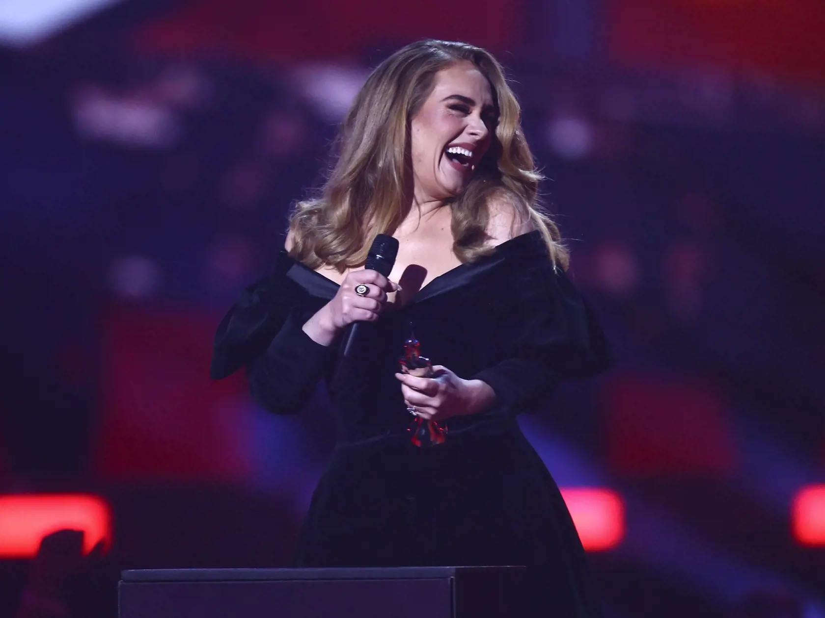 WA 4 Londýn - Britská speváčka a skladateľka Adele si preberá cenu za najlepší album roka počas odovzdávania hudobných cien Brit Awards 2022 v Londýne v utorok 8. februára 2022. FOTO TASR/AP


Adele on stage to accept the award for Album of the Year at the Brit Awards 2022 in London Tuesday, Feb. 8, 2022. (Photo by Joel C Ryan/Invision/AP)