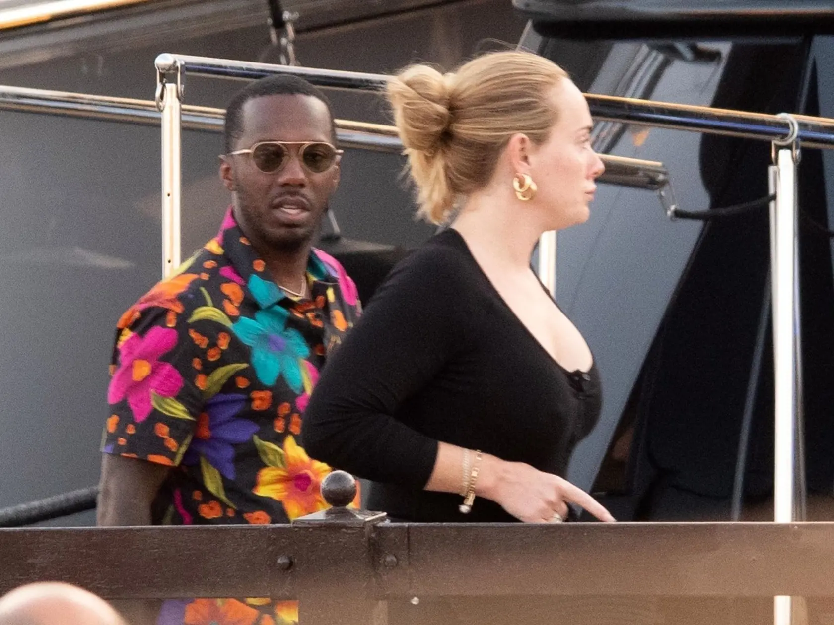 Adele a Rich boli tento týždeň zachytení na fotografiách ako relaxujú na luxusnej jachte. Britská spevácka hviezda, ktorá pred časom schudla neuveriteľných 50 kíl, mala na sebe ležérne módne šaty. Bez mejkapu však pôsobila unavene.