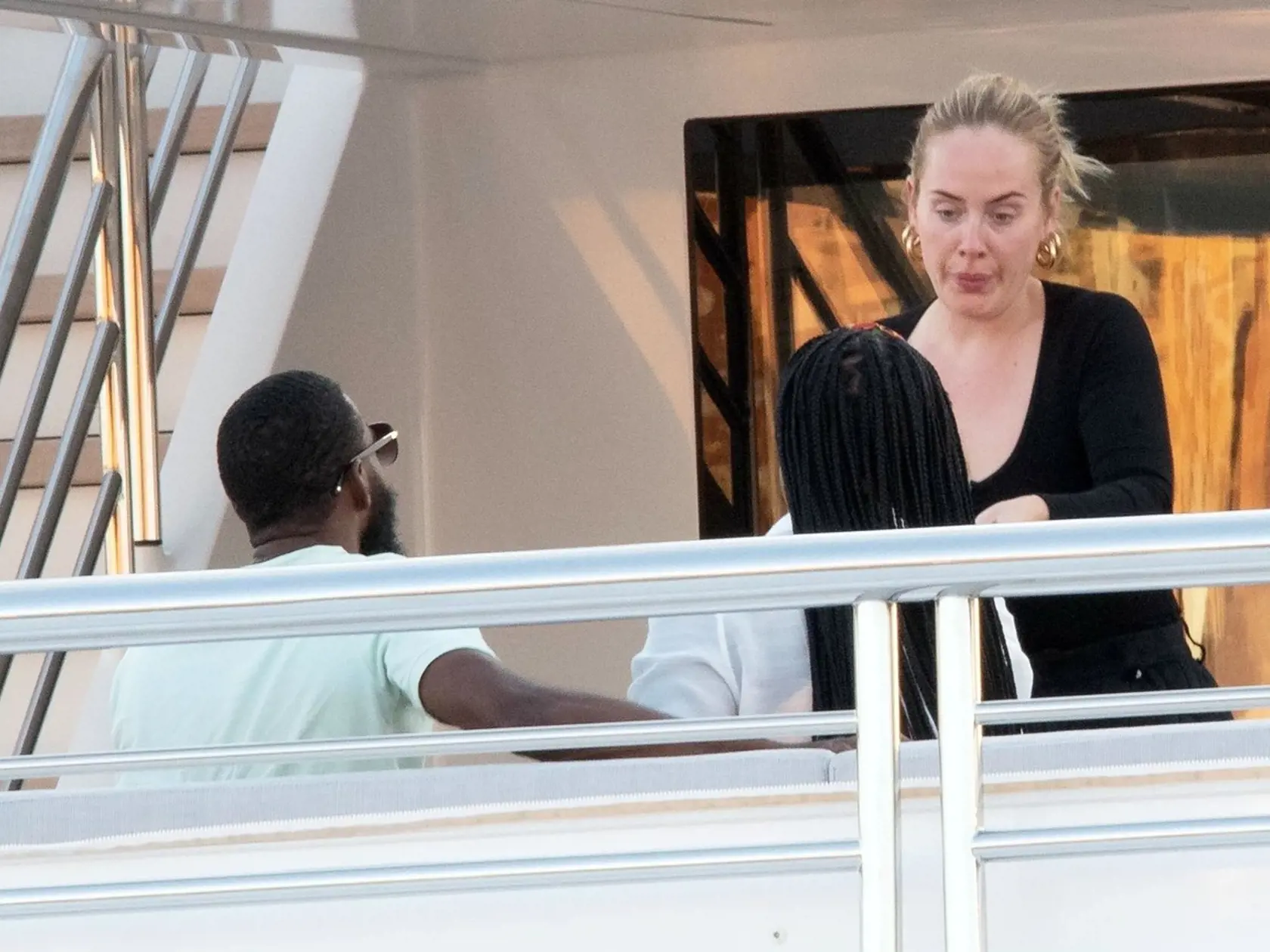 Adele a Rich boli tento týždeň zachytení na fotografiách ako relaxujú na luxusnej jachte. Britská spevácka hviezda, ktorá pred časom schudla neuveriteľných 50 kíl, mala na sebe ležérne módne šaty. Bez mejkapu však pôsobila unavene.