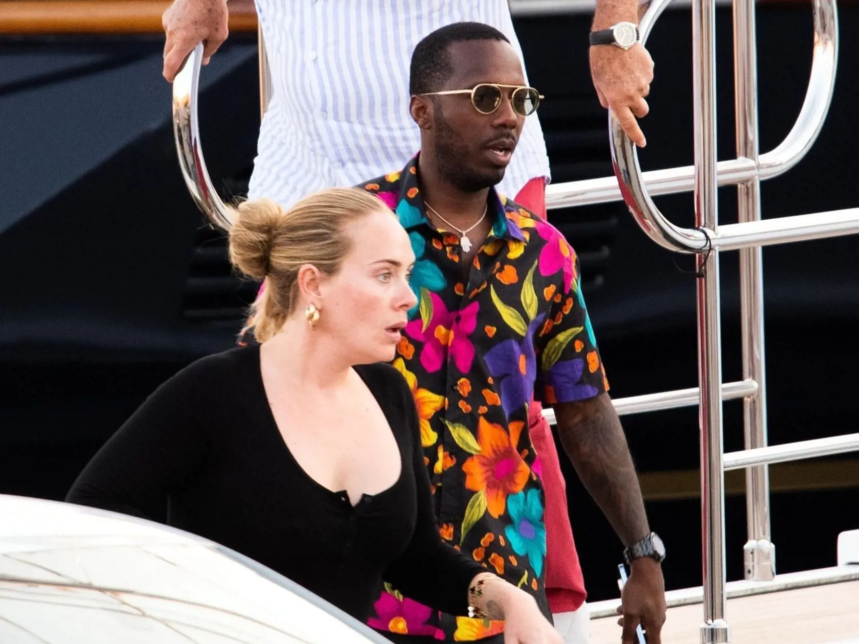 Adele a Rich boli tento týždeň zachytení na fotografiách ako relaxujú na luxusnej jachte. Britská spevácka hviezda, ktorá pred časom schudla neuveriteľných 50 kíl, mala na sebe ležérne módne šaty. Bez mejkapu však pôsobila unavene.