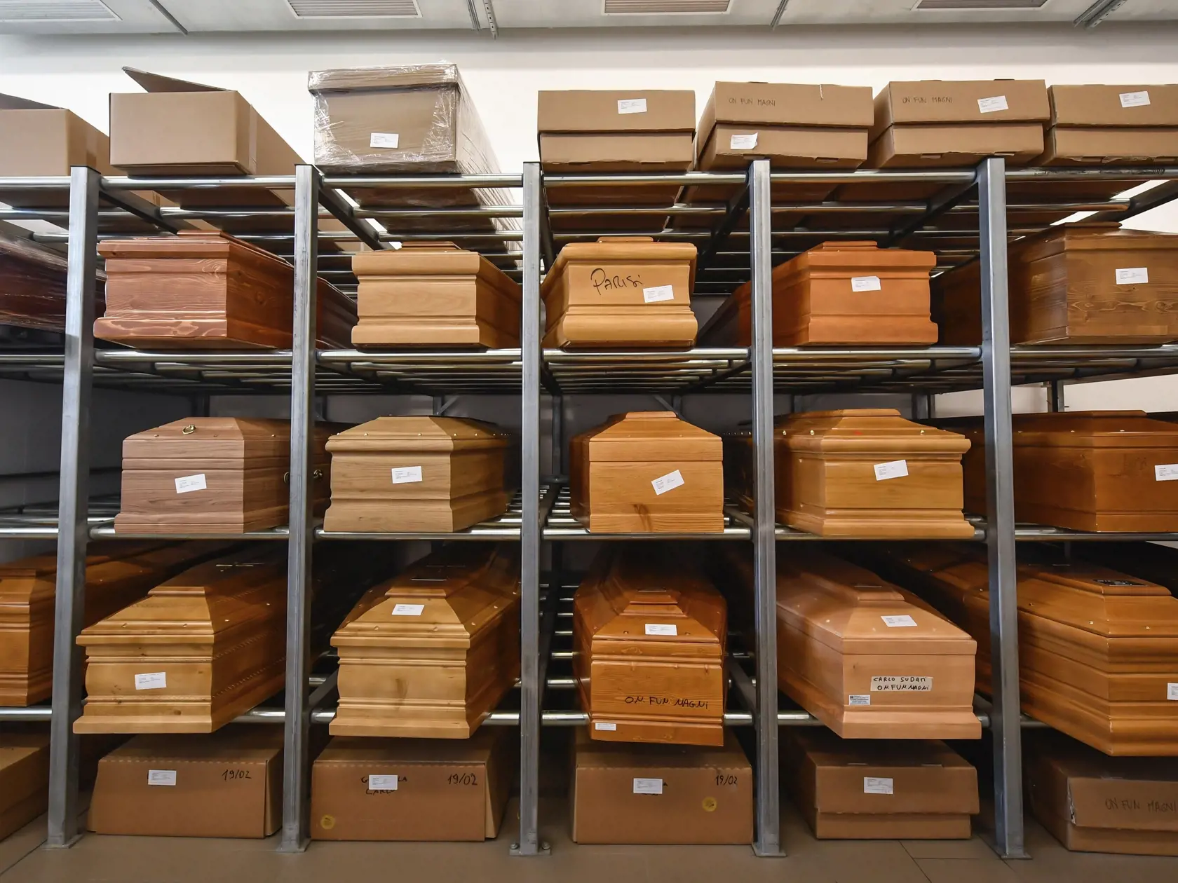EBE 16 Piacenza - Na snímke rakvy s obeťami koronavírusu, ktoré čakajú na kremáciu v krematóriu v talianskej Piacenze na severe krajiny 23. marca 2020. FOTO TASR/AP
Coffins await on scaffolding in the Crematorium Temple of Piacenza, Northern Italy, saturated with corpses awaiting cremation due to the coronavirus emergency Monday, March 23, 2020. For most people, the new coronavirus causes only mild or moderate symptoms. For some it can cause more severe illness, especially in older adults and pe