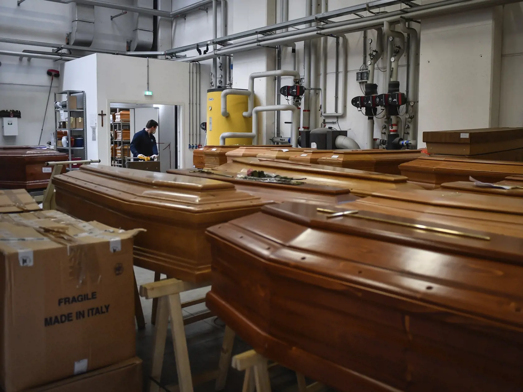 EBE 19 Piacenza - Na snímke nahromadené rakvy s obeťami koronavírusu, ktoré čakajú na kremáciu v krematóriu v talianskej Piacenze na severe krajiny 23. marca 2020. FOTO TASR/AP
Coffins pile up in the Crematorium Temple of Piacenza, Northern Italy, saturated with corpses awaiting cremation due to the coronavirus emergency Monday, March 23, 2020. For most people, the new coronavirus causes only mild or moderate symptoms. For some it can cause more severe illness, especially in older adults and peo