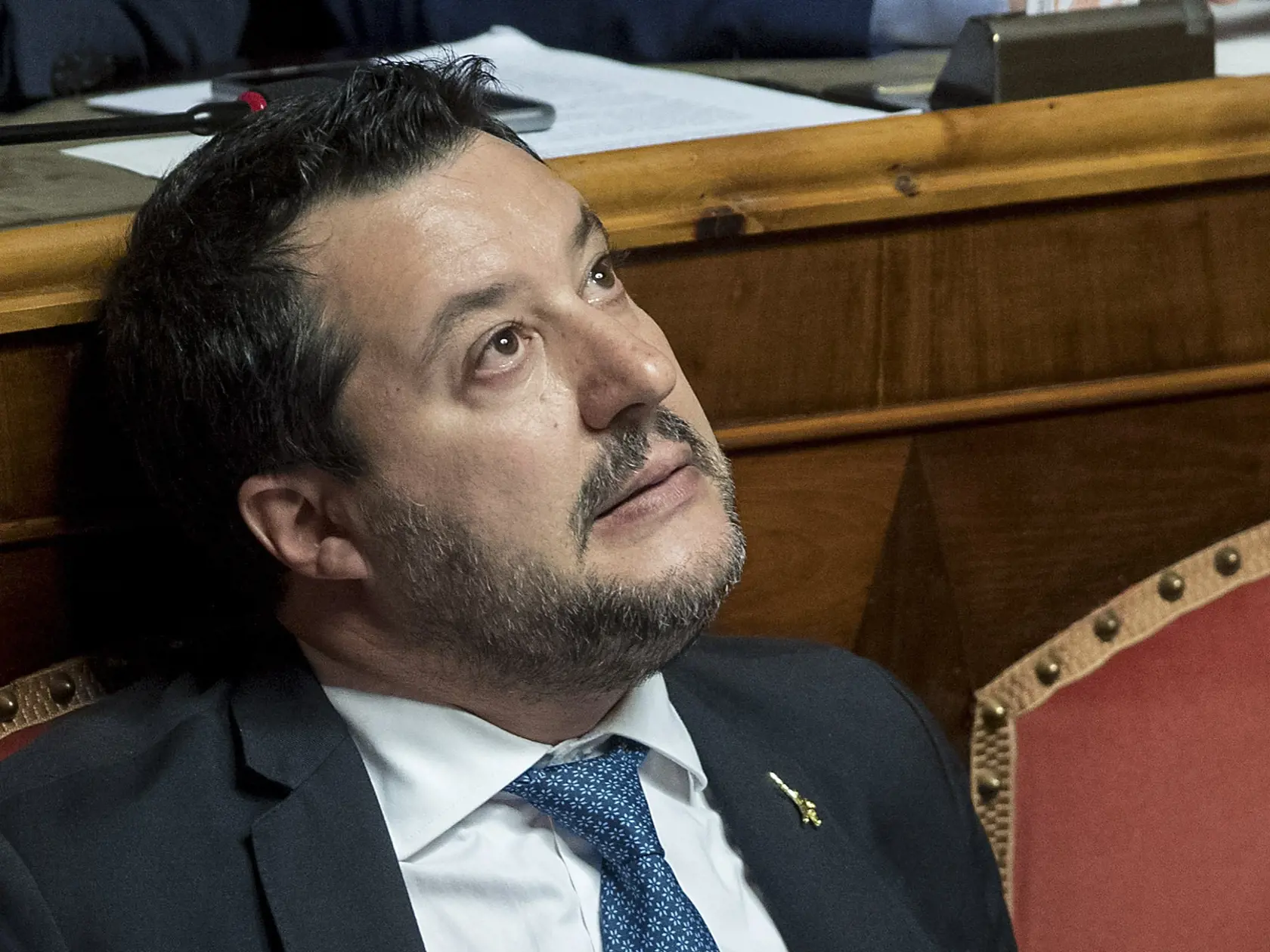 KK9 Rím - Matteo Salvini sa pozerá v talianskom Senáte 12. februára 2020 v Ríme. Talianski senátori hlasovali v stredu za odobratie imunity pravicovému opozičnému lídrovi a bývalému ministrovi vnútra Matteovi Salvinimu, ktorý je obvinený z únosu. Toho sa mal dopustiť, keď 116 migrantom nedovolil vlani v júli šesť dní vystúpiť z lode pobrežnej stráže Gregoretti. FOTO TASR/AP
Matteo Salvini looks up as he sits in the Italian Senate in Rome, Wednesday, Feb. 12, 2020. The Italian Senate is deciding 
