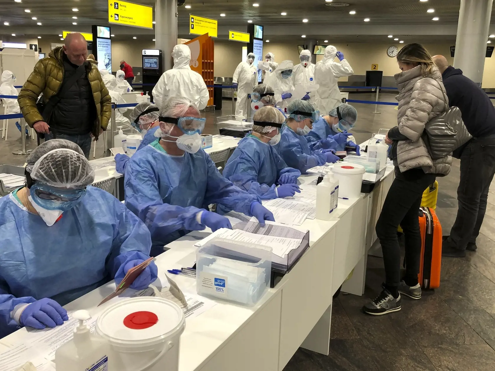 KK24 Moskva - Ruskí lekárski odborníci kontrolujú pasy cestujúcim z Talianska na moskovskom letisku Šeremetievo 8. marca 2020. V Rusku bolo doteraz nahlásených 15 prípadov nákazy novým koronavírusom. FOTO TASR/AP
Russian medical experts check documents of passengers arriving from Italy at Sheremetyevo airport outside Moscow, Russia, Sunday, March 8, 2020. The Russian authorities have ordered mandatory medical checks upon arrival for all those who arrive from countries with high a level of corona