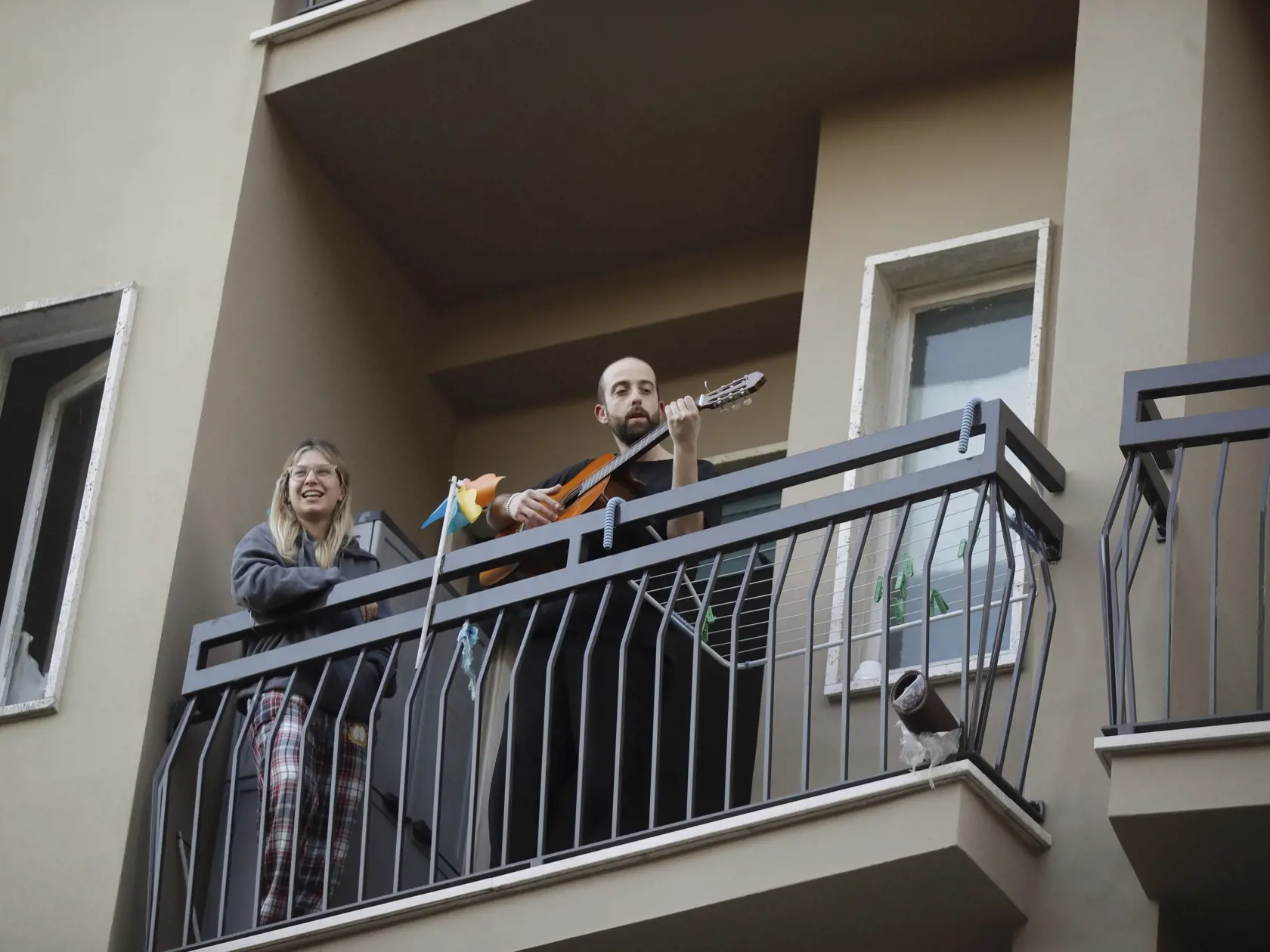 KK33 Miláno - Muž hrá na gitare na balkóne svojho bytu počas hromadnej akcie, ktorú spustili v Taliansku s cieľom spojiť ľudí a zvládnuť núdzový stav kvôli novému koronavírusu 13. marca 2020 v Miláne. FOTO TASR/AP
A man plays guitar on the balcony of his home during a flash mob launched throughout Italy to bring people together and try to cope with the emergency of coronavirus, in Milan, Italy, Friday, March 13, 2020. Italians have been experiencing yet further virus-containment restrictions aft