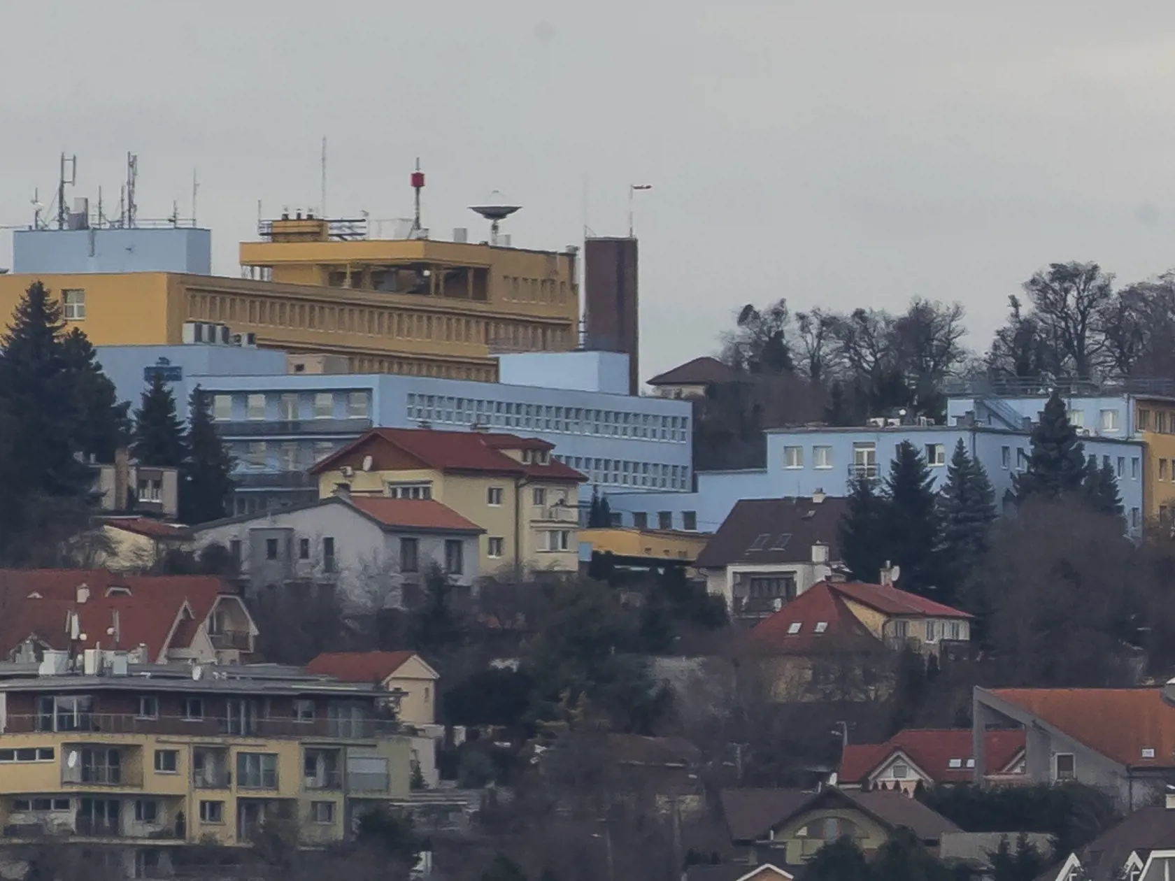 Na snimke je pohlad na budovy Slovenskeho hydrometeorologickeho ustavuna bratislavskej Kolibe.