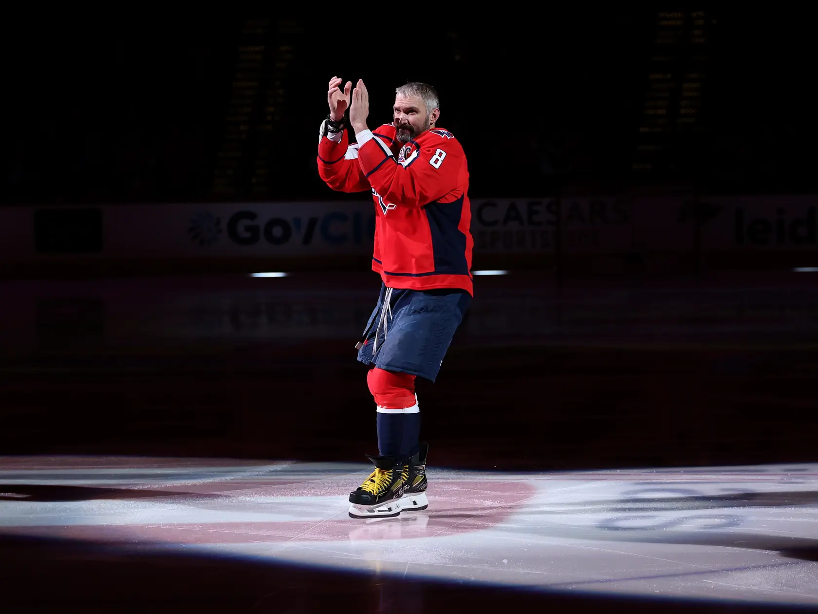 Alexander Ovečkin počas oslavy jeho gólového rekordu pred domácimi fanúšikmi Washingtonu Capitals.