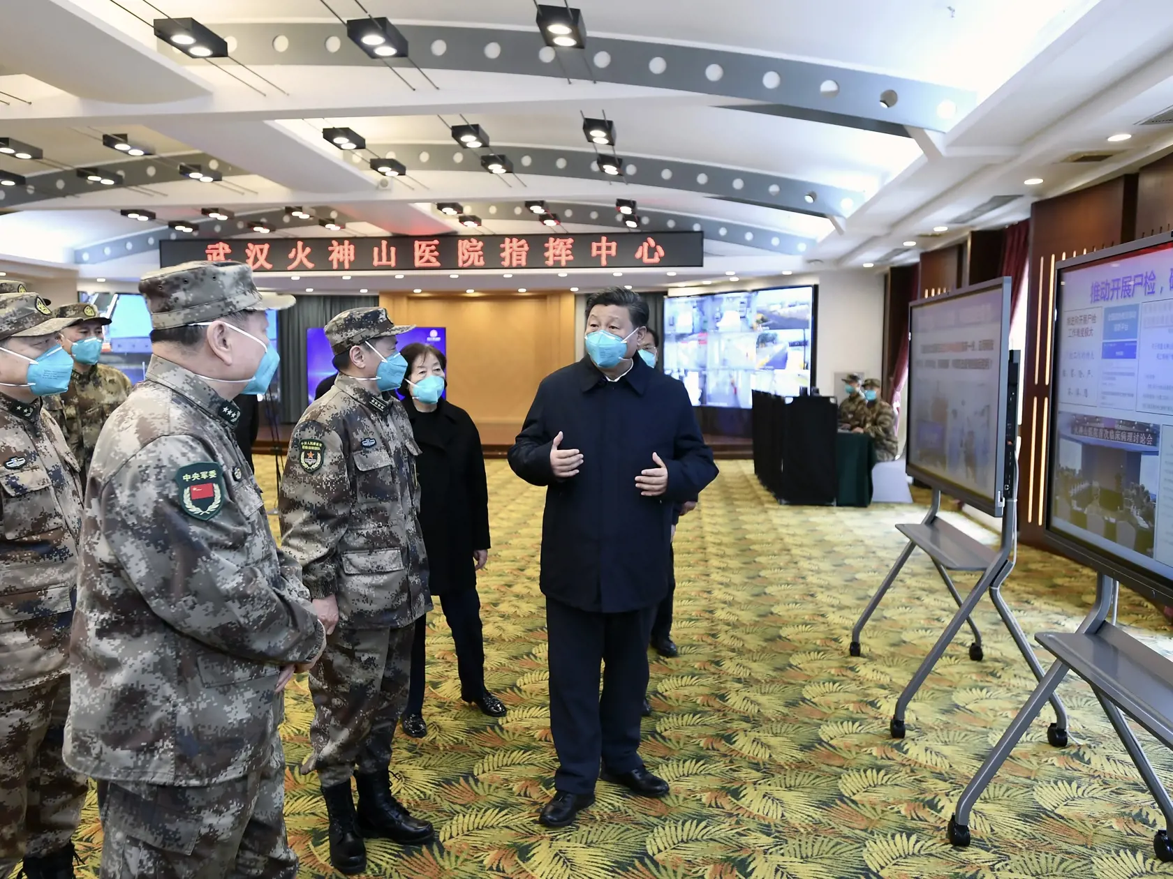 KK2 Wu-chan - Čínsky prezident Si Ťin-pching hovorí počas návštevy nemocnice Chuo-šen-šan v čínskom meste Wu-chan v provincii Chu-pej 10. marca 2020. FOTO TASR/AP
In this photo released by China's Xinhua News Agency, Chinese President Xi Jinping, right, is briefed about the Huoshenshan Hospital in Wuhan in central China's Hubei Province, Tuesday, March 10, 2020. China's president visited the center of the global virus outbreak Tuesday as Italy began a sweeping nationwide travel ban and people wo