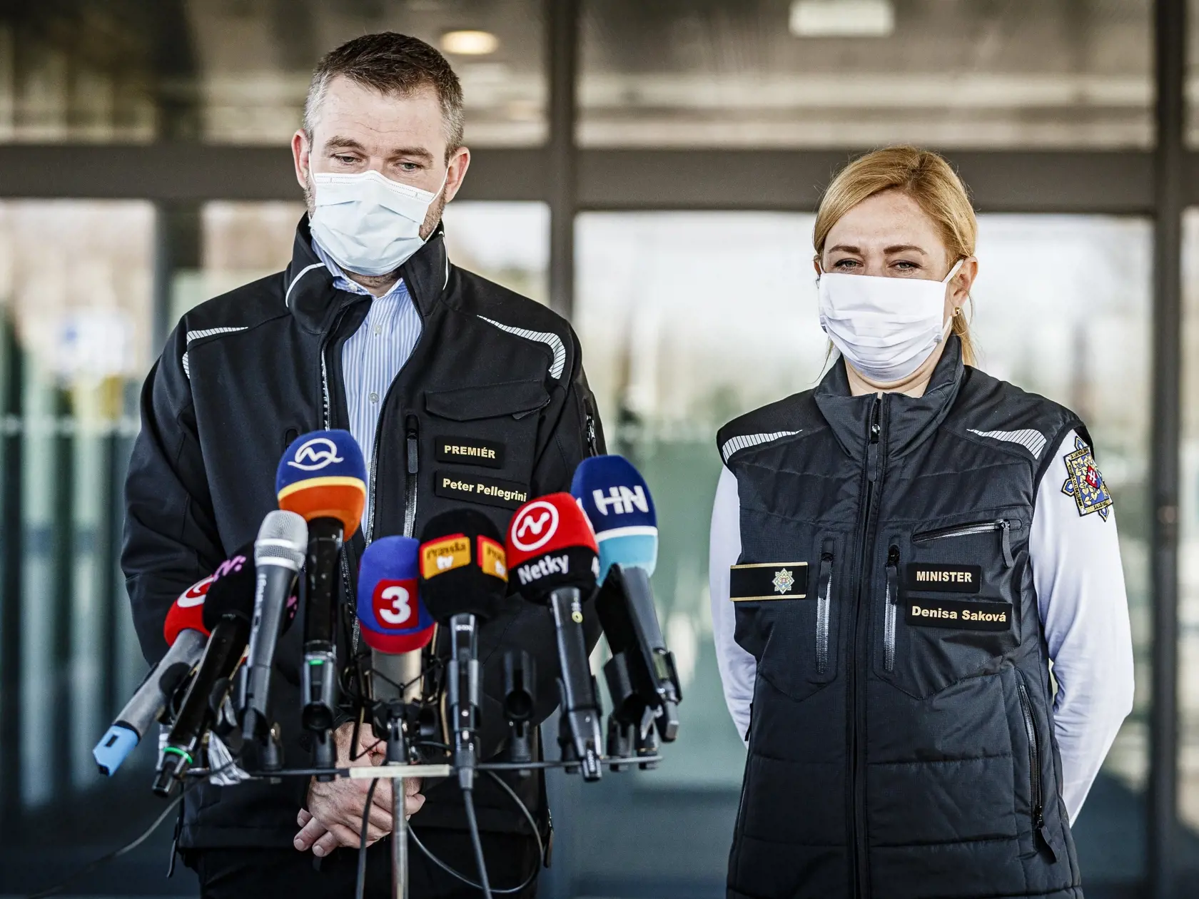 Na Letisku Milana Rasislava Štefánika v Bratislave pristálo lietadlo Letky Ministerstva vnútra Slovenskej republiky, špeciálne upravené na prevoz tovaru. Na palube priviezlo ochranné rúška a rýchlotesty na vírus Covid19 z Číny. Na snímke Peter Pellegrini a Denisa Saková počas brífingu po pristátí.