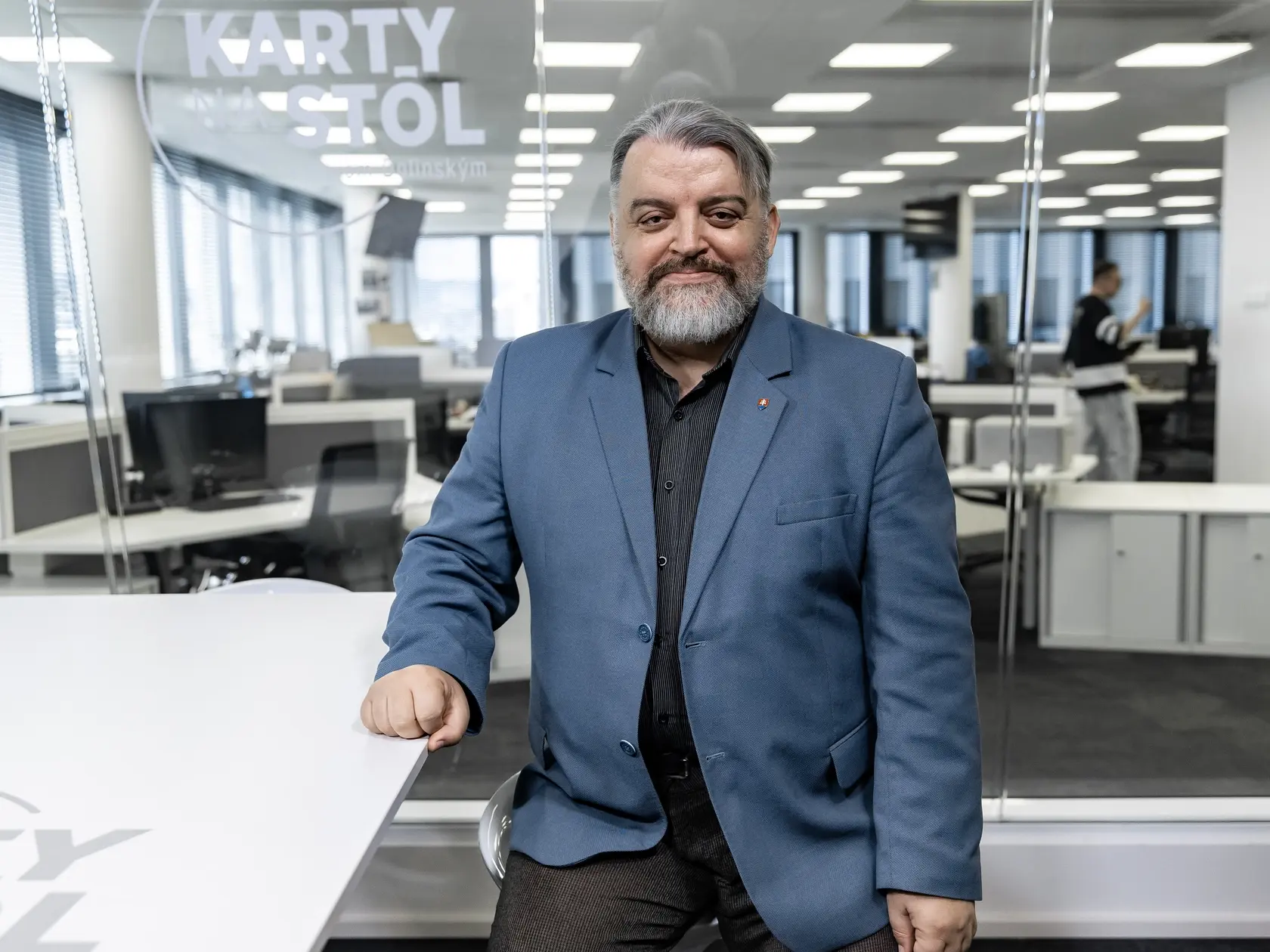 „A tak tu mám pre všetkých, ktorí obdivujú túto trápnu grotesku papalášov, jeden dôležitý odkaz: nezabudnite, že keď vypukne vojna, oni do nej nepôjdu - vy áno,“ napísal varovanie na konci statusu Eduard Chmelár.