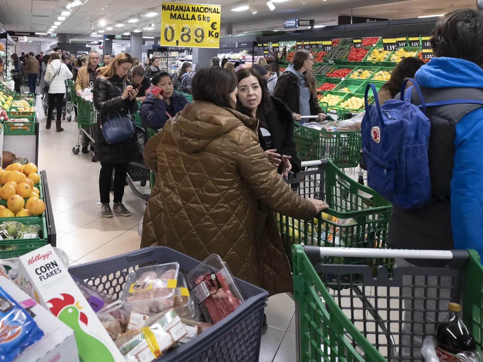 MIK 8 Madrid - Zákazníci, niektorí s ochrannými rúškami, čakajú v dlhých radoch pri pokladniciach v supermarkete v španielskom Madride 10. marca 2020. Španielsky minister zdravotníctva v pondelok oznámil prudký nárast prípadov koronavírusov v okolí hlavného mesta Madridu a uviedol, že všetky školy v regióne vrátane materských a vysokých škôl sa zatvoria na dva týždne. FOTO TASR/AP

Customers form long queues at the check out of a supermarket as people begin to stock up on provisions in Madrid, S