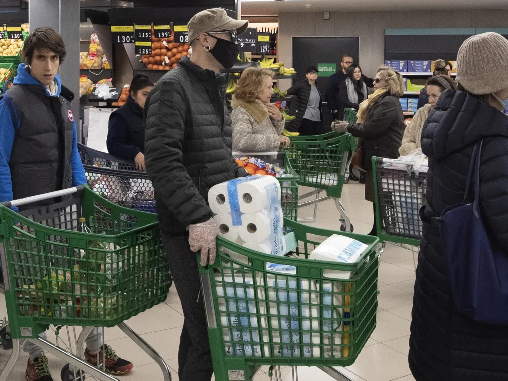 MIK 10 Madrid - Zákazníci, niektorí s ochrannými rúškami, čakajú v dlhých radoch pri pokladniciach v supermarkete v španielskom Madride 10. marca 2020. Španielsky minister zdravotníctva v pondelok oznámil prudký nárast prípadov koronavírusov v okolí hlavného mesta Madridu a uviedol, že všetky školy v regióne vrátane materských a vysokých škôl sa zatvoria na dva týždne. FOTO TASR/AP

Customers, some with protective masks, queue at the check out of a supermarket as people begin to stock up on prov