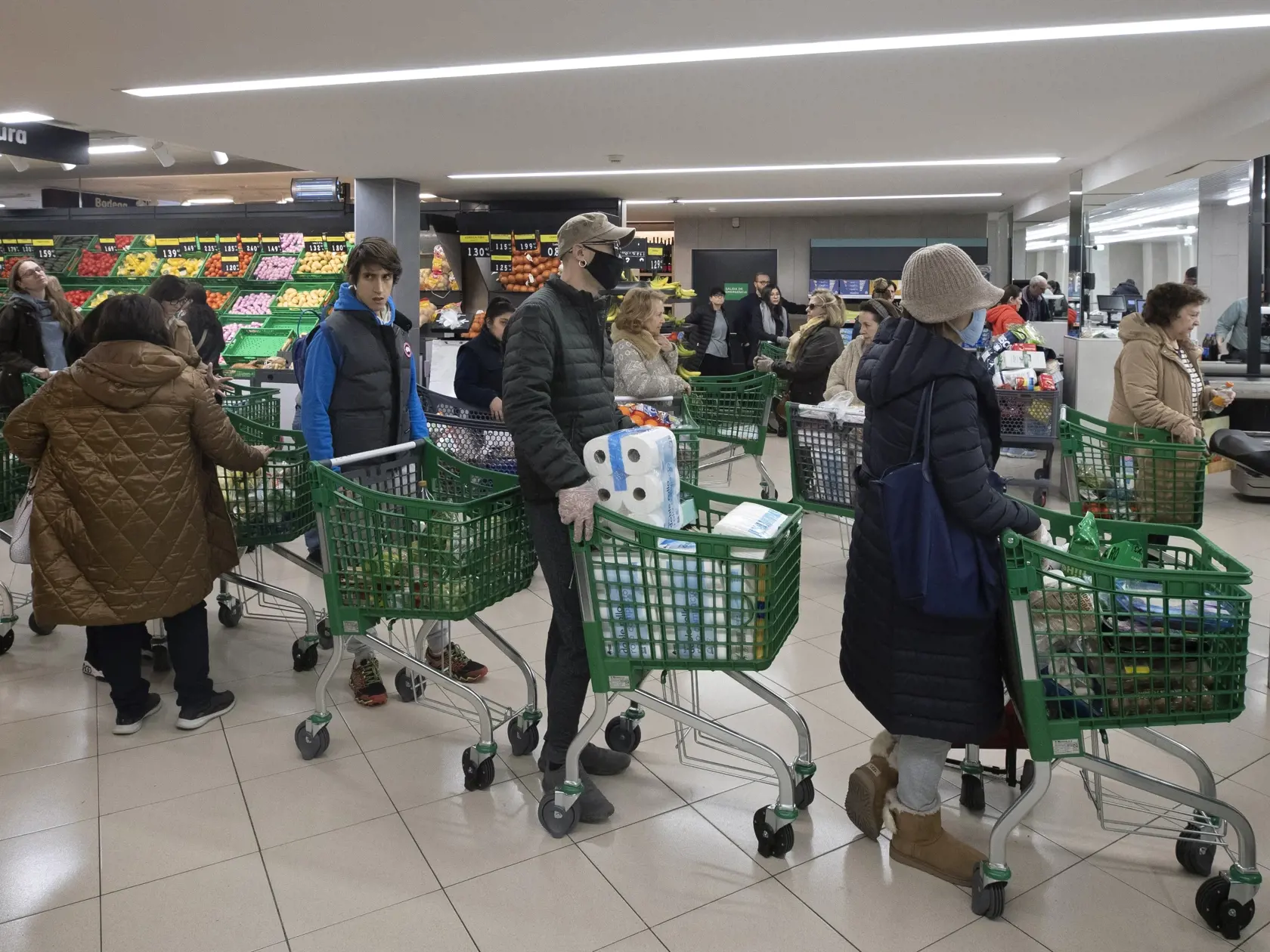 MIK 7 Madrid - Zákazníci, niektorí s ochrannými rúškami, čakajú pri pokladniciach v supermarkete v španielskom Madride 10. marca 2020. Španielsky minister zdravotníctva v pondelok oznámil prudký nárast prípadov koronavírusov v okolí hlavného mesta Madridu a uviedol, že všetky školy v regióne vrátane materských a vysokých škôl sa zatvoria na dva týždne. FOTO TASR/AP

Customers, some with protective masks, queue at the check out of a supermarket as people begin to stock up on provisions in Madrid,