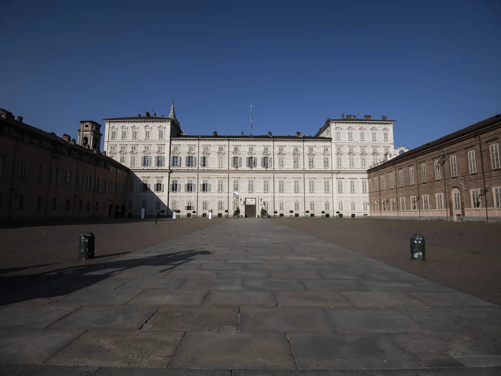 MIK 29 Turín -  Pohľad na Kráľovský palác (Palazzo Reale di Torino)  v Turíne, Taliansko, 19. marca 2020. V rámci vládnych nariadení majú obyvatelia Talianska výrazne obmedzený pohyb mimo svojich domovov, ktoré smú opustiť len na nákup potravín, liekov a drogistického tovaru a na presuny do zamestnania. Školy všetkých typov sú tiež zavreté. FOTO TASR/AP

A view of the Royal Palace in Turin, Italy, Thursday, March 19, 2020. Italian officials are warning they might impose tougher restrictions on m