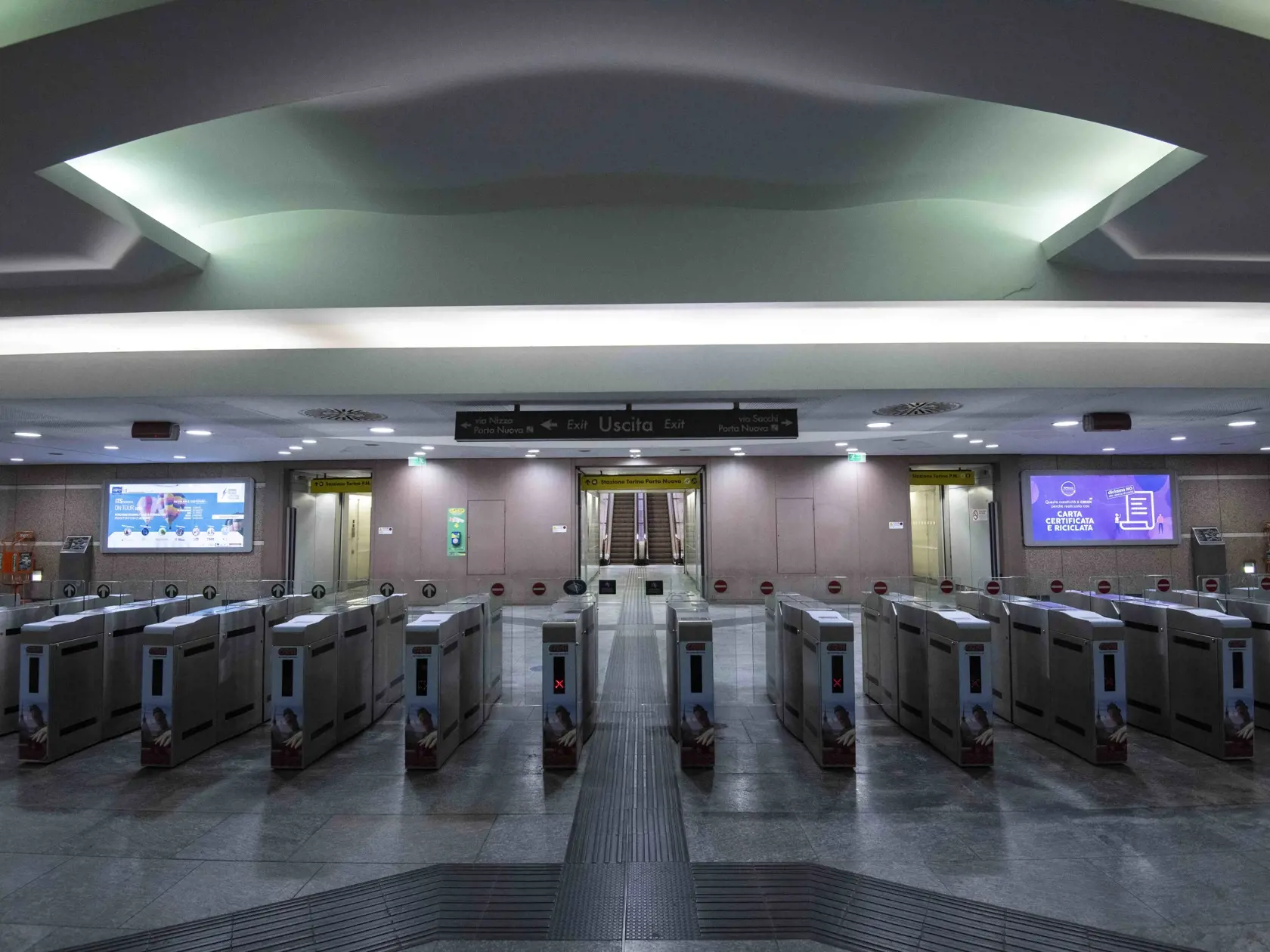 MIK 27 Turín -  Pohľad na prázdny vchod do metra na stanici Porta Susa, odkiaľ jazdia vysokorýchlostné vlaky spájajúce Turín s Milánom a Rímom, v Turíne, Taliansko, 19. marca 2020. V rámci vládnych nariadení majú obyvatelia Talianska výrazne obmedzený pohyb mimo svojich domovov, ktoré smú opustiť len na nákup potravín, liekov a drogistického tovaru a na presuny do zamestnania. Školy všetkých typov sú tiež zavreté. FOTO TASR/AP

A view of the desert entrance of the subway at the Porta Susa statio