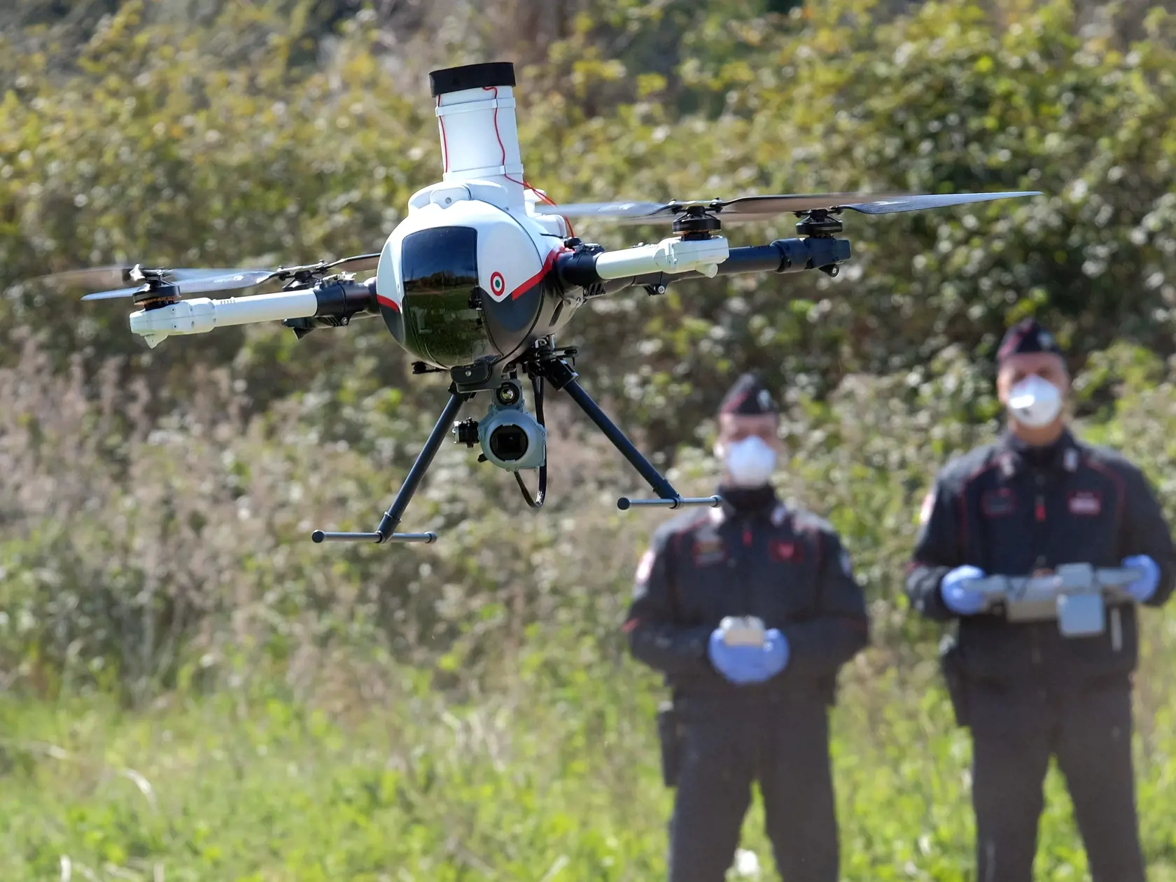 MIK 34 Rím - Talianski Carabinieri (polícia) s dronom na kontrolu pohybu ľudí v parku  Caffarella v Ríme 25. marca 2020. Taliansko oznámilo nové opatrenia v boji proti šíreniu koronavírusu. Ide najmä o zvýšenie pokút za nedodržiavanie opatrení, ktoré sú už v platnosti. FOTO TASR/AP

A Carabinieri (Italian paramilitary police) officers maneuvers a drone to check people's movements, at the Caffarella park in Rome, Wednesday, March 25, 2020. The new coronavirus causes mild or moderate symptoms for 