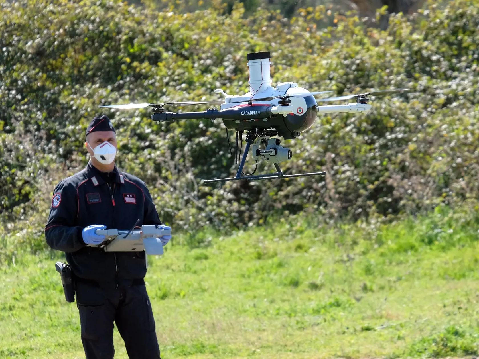 MIK 35 Rím - Talianski Carabinieri (polícia) s dronom na kontrolu pohybu ľudí v parku  Caffarella v Ríme 25. marca 2020. Taliansko oznámilo nové opatrenia v boji proti šíreniu koronavírusu. Ide najmä o zvýšenie pokút za nedodržiavanie opatrení, ktoré sú už v platnosti. FOTO TASR/AP

A Carabinieri (Italian paramilitary police) officers maneuvers a drone to check people's movements, at the Caffarella park in Rome, Wednesday, March 25, 2020. The new coronavirus causes mild or moderate symptoms for 