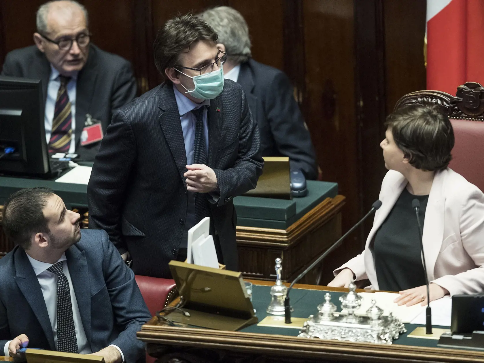 KK16 Rím - Poslanec Matteo Dall'Osso s ochranným rúškom na tvári počas zasadnutia dolnej komory talianskeho parlamentu 25. februára 2020 v Ríme. Od piatka 21. februára stúpol počet nakazených v Taliansku zo šesť na 229, čo predstavuje najvyšší počet potvrdených prípadov nákazy v Európe. V pondelok sa nárast počtu nových prípadov stabilizoval, keď hlásili len desať ďalších prípadov nákazy. Na severe Talianska uzavreli viacero obcí, aby sa vírus nedostal do hospodárskej metropoly Miláno, turistick