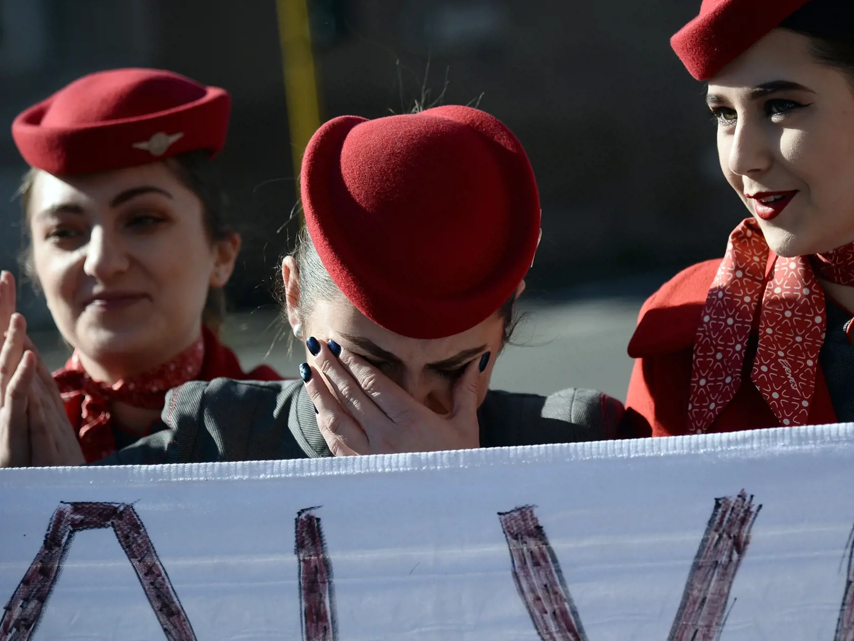 KK32 Rím - Zamestnankyňa  leteckej spoločnosti Air Italy plače počas demonštrácie pred ministerstvom dopravy v Ríme 20. februára 2020. Akcionári regionálnych aerolínií Air Italy, ktoré patria ku Qatar Airways, oznámili ich likvidáciu. Air Italy so sídlom v meste Olbia na Sardínii zamestnáva 1400 ľudí. Podľa expertov je dôvodom krachu spoločnosti konkurencia nízkonákladových aerolínií rovnako ako štátom podporovanej Alitalie. FOTO TASR/AP
An Air Italy worker is overcome with emotion as she demons
