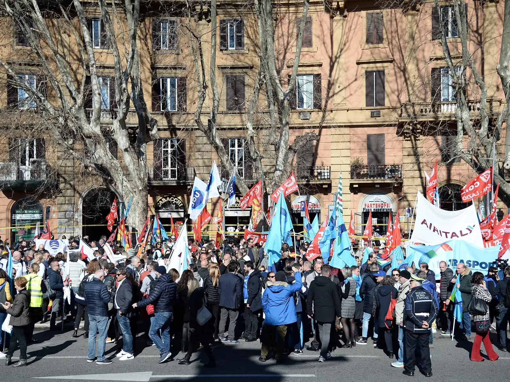 KK35 Rím - Zamestnanci leteckej spoločnosti Air Italy protestujú pred ministerstvom dopravy v Ríme 20. februára 2020. Akcionári regionálnych aerolínií Air Italy, ktoré patria ku Qatar Airways, oznámili ich likvidáciu. Air Italy so sídlom v meste Olbia na Sardínii zamestnáva 1400 ľudí. Podľa expertov je dôvodom krachu spoločnosti konkurencia nízkonákladových aerolínií rovnako ako štátom podporovanej Alitalie. FOTO TASR/AP
Air Italy employees demonstrates outside the Italian Ministry of Transporta