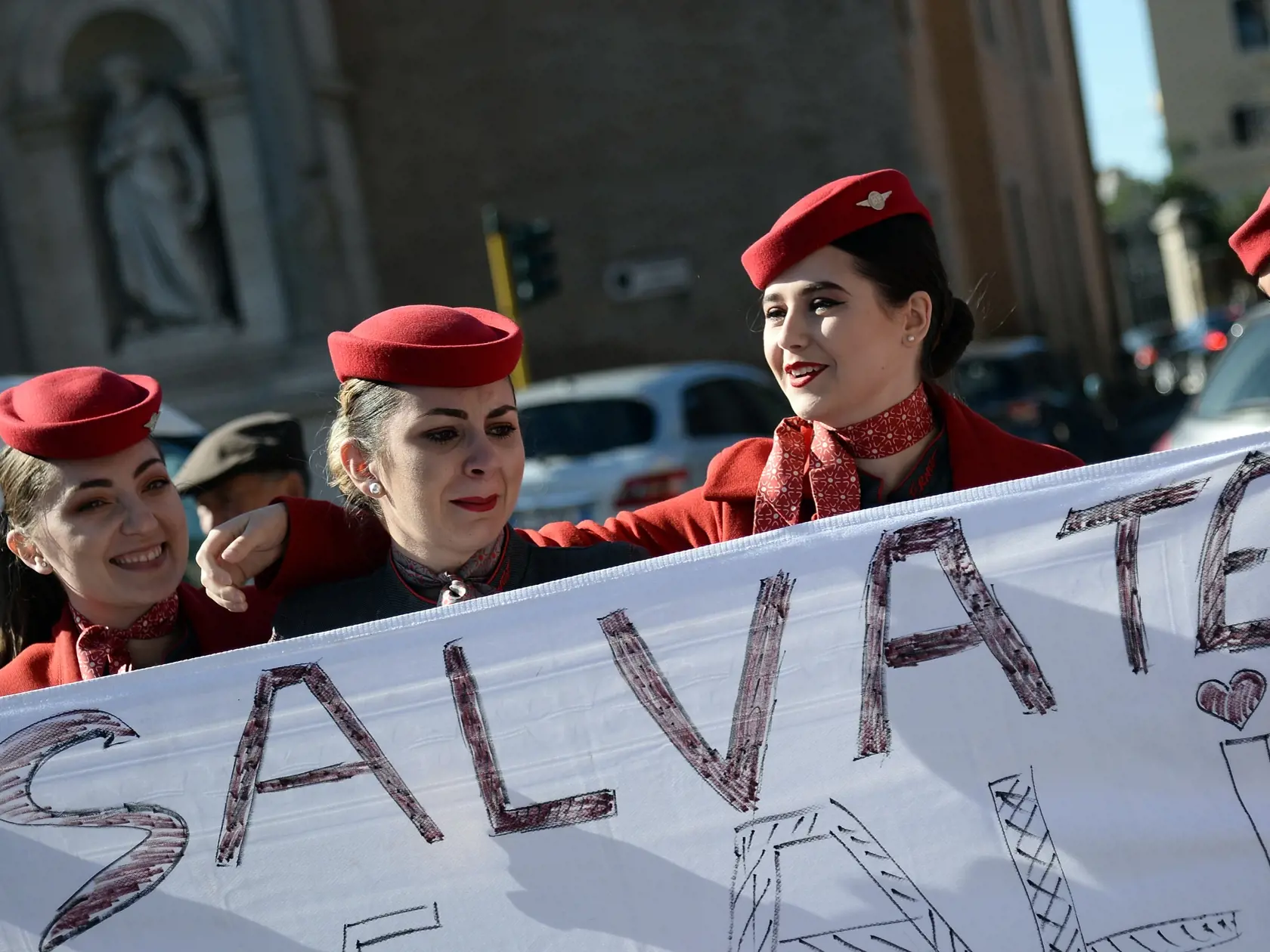 KK33 Rím - Zamestnankyňa  leteckej spoločnosti Air Italy (druhá vľavo) plače počas demonštrácie pred ministerstvom dopravy v Ríme 20. februára 2020. Akcionári regionálnych aerolínií Air Italy, ktoré patria ku Qatar Airways, oznámili ich likvidáciu. Air Italy so sídlom v meste Olbia na Sardínii zamestnáva 1400 ľudí. Podľa expertov je dôvodom krachu spoločnosti konkurencia nízkonákladových aerolínií rovnako ako štátom podporovanej Alitalie. FOTO TASR/AP
An Air Italy worker is overcome with emotion