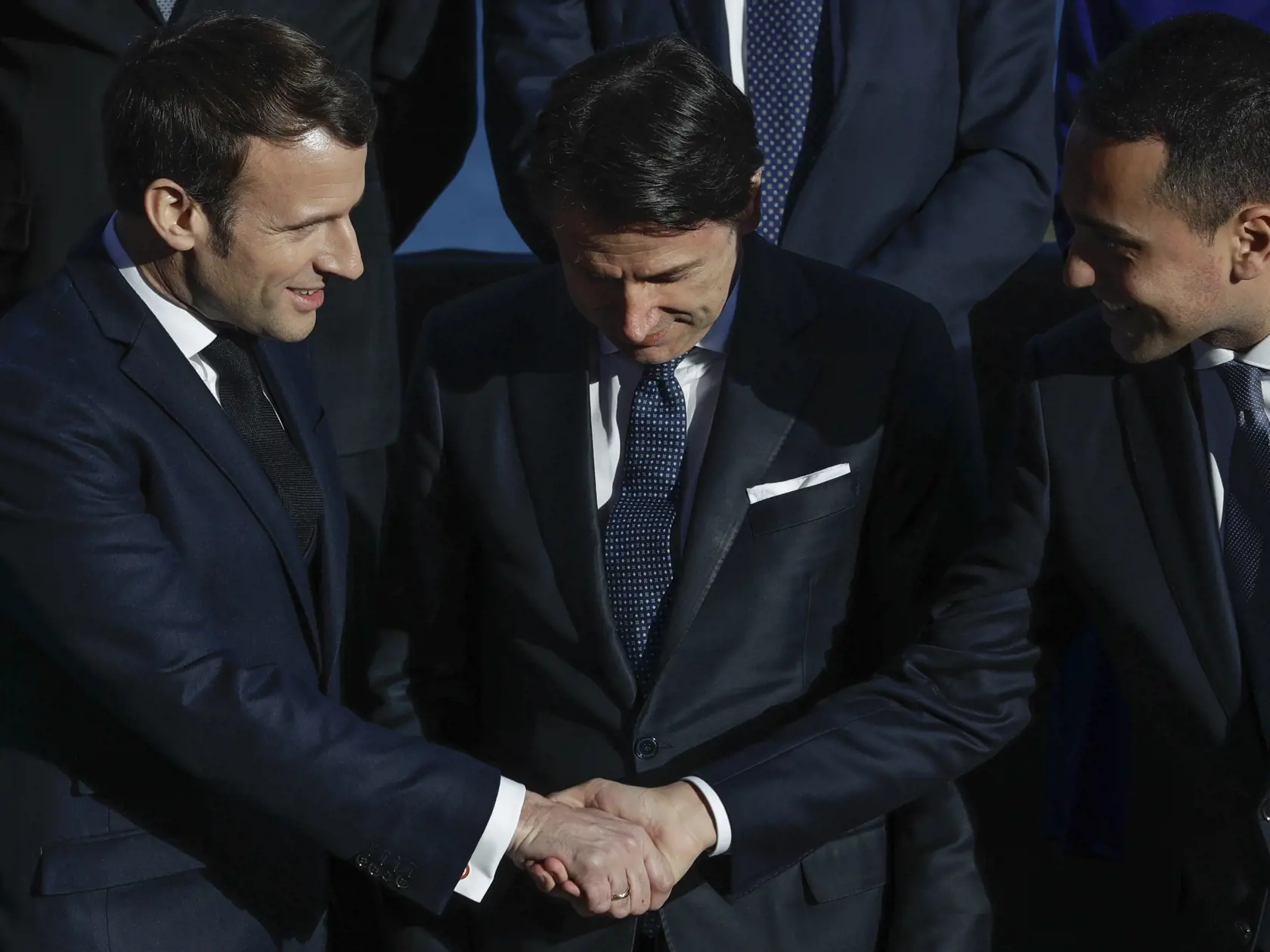 EBE 12 Neapol - Na snímke zľava francúzsky prezident Emmanuel Macron, taliansky premiér Giuseppe Conte  a taliansky minister zahraničných vecí Luigi Di Maio počas spoločného fotografovania počas taliansko-francúzskeho summitu za účasti ministerských delegácií v Neapole 27. februára 2020. FOTO TASR/AP
Italian Premier Giuseppe Conte, center, looks at French President Emmanuel Macron, left, and Italian Foreign Minister Luigi Di Maio shaking hands in front of photographers, on the occasion of the fi