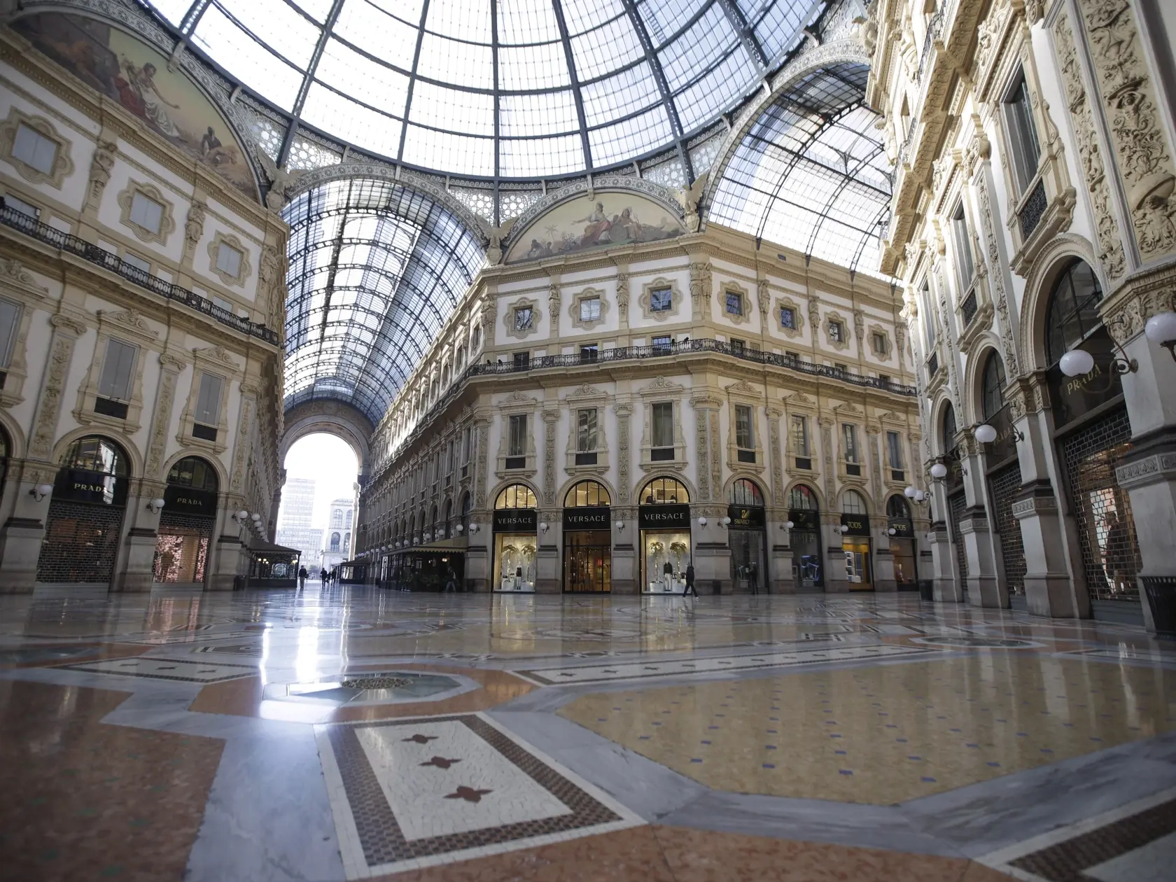 MIK 22 Miláno - Úplne prázdna obchodná pasáž Galéria Vittoria Emanueleho II v Miláne, v Taliansku, 11. marca 2020. FOTO TASR/AP

The Vittorio Emanuele shopping arcade looks almost desert, in Milan, Italy, Wednesday, March 11, 2020. Italy is mulling even tighter restrictions on daily life and has announced billions in financial relief to cushion economic shocks from the coronavirus. For most people, the new coronavirus causes only mild or moderate symptoms, such as fever and cough. For some, espe