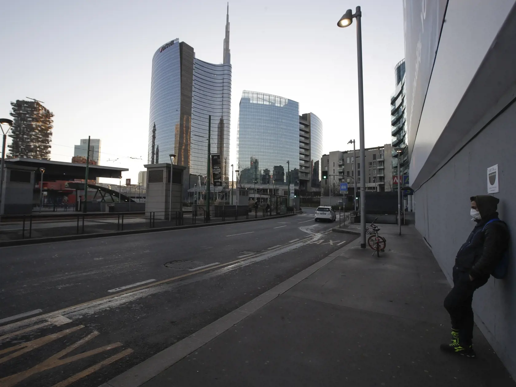 MIK 21 Miláno - Muž s ochranným rúškom sa opiera o stenu v prázdnej obchodnej štvrti Porta Nuova v Miláne, v Taliansku, 11. marca 2020. FOTO TASR/AP

A man wearing a mask leans against a wall in the Porta Nuova business district in Milan, Italy, Wednesday, March 11, 2020. Italy is mulling even tighter restrictions on daily life and has announced billions in financial relief to cushion economic shocks from the coronavirus. For most people, the new coronavirus causes only mild or moderate symptoms