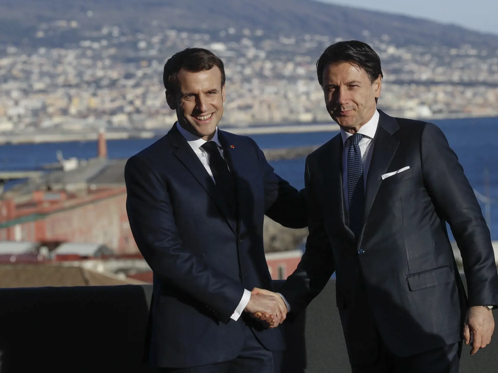 EBE 11 Neapol - Na snímke zľava francúzsky prezident Emmanuel Macron a taliansky premiér Giuseppe Conte počas stretnutia pred taliansko-francúzskym summitom za účasti ministerských delegácií v Neapole 27. februára 2020. FOTO TASR/AP
Italian Premier Giuseppe Conte and French President Emmanuel Macron pose for a photo on the occasion of the firstâ€Ż French-Italian summit in more than two years, in Naples, southern Italy, Thursday, Feb. 27, 2020. (AP Photo/Andrew Medichini)