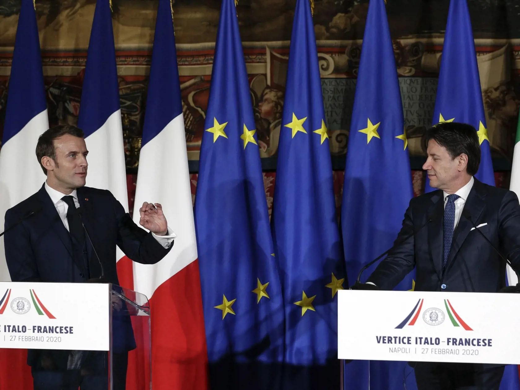 EBE 33 Neapol - Na snímke zľava francúzsky prezident Emmanuel Macron, taliansky premiér Giuseppe Conte počas tlačovej konferencie v rámci taliansko-francúzskeho summitu za účasti ministerských delegácií v Neapole 27. februára 2020. FOTO TASR/AP
French President Emmanuel Macron, left, and Italian Premier Giuseppe Conte speak at a joint press conference on the occasion of the firstâ€Ż French-Italian summit in more than two years, in Naples, southern Italy, Thursday, Feb. 27, 2020. (AP Photo/Andrew