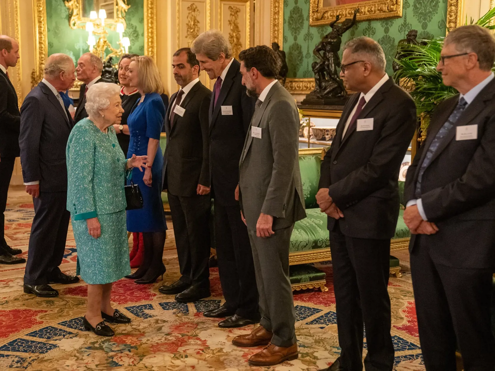 Kráľovná Alžbeta sa zdraví s hosťami na hrade Windsor.