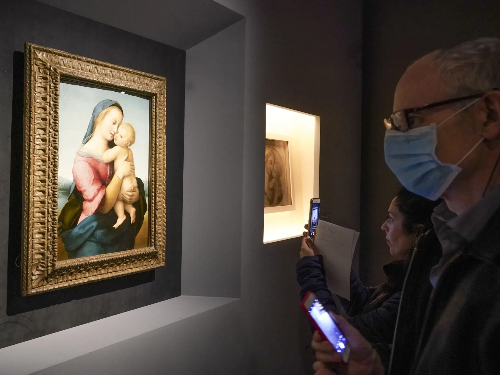 MIK 27 Rím - Muž s ochranným rúškom pozerá na olej na dreve Madona s dieťaťom  (Madonna con il Bambino) na výstave Raffaela v Ríme, v Taliansku, 4. marca 2020. Obrazy, kresby a náčrty Raffaela na výstave sú kolektívne poistené proti krádežiam alebo vandalizmu na 4 miliardy eur. FOTO TASR/AP

A man  looks at Raphael's oil on wood panel, Madonna con il Bambino (Virgin with the Child), in Rome, Wednesday, March 4, 2020. The paintings,  drawings and sketches in the most ambitious assemblage ever of 