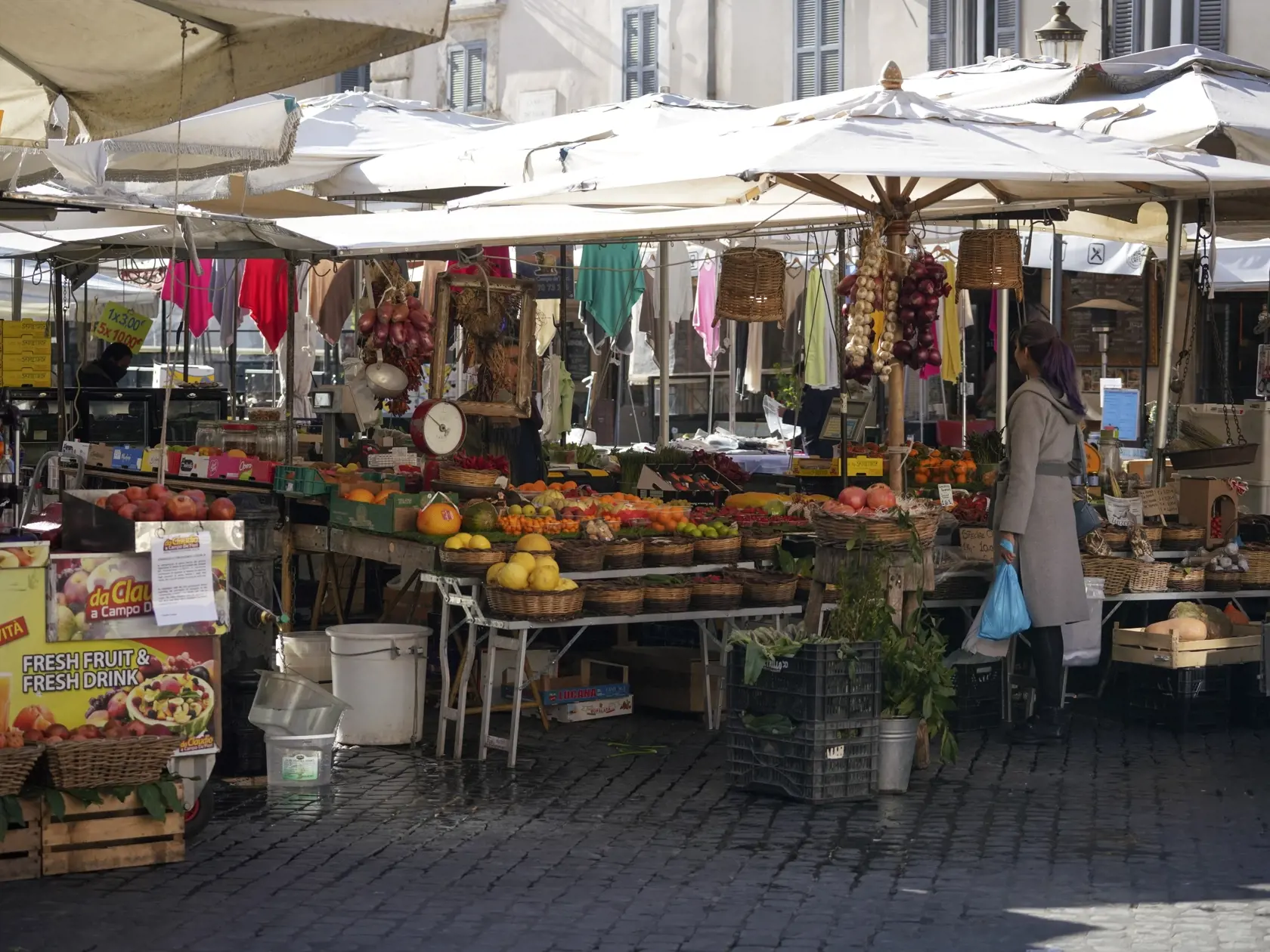 MIK 16 Rím - Žena stojí pri stánku na trhu Campo dei Fiori v Ríme 10. marca 2020. Talianska vláda ubezpečuje svojich občanov, že supermarkety zostanú otvorené a zásobené aj po prepuknutí paniky po rozsiahlych antivírusových opatreniach. FOTO TASR/AP

A woman stands by a stall at Campo dei Fiori open-air market, in Rome, Tuesday, March 10, 2020. The Italian government is assuring its citizens that supermarkets will remain open and stocked after panic buying erupted after broad anti-virus measures